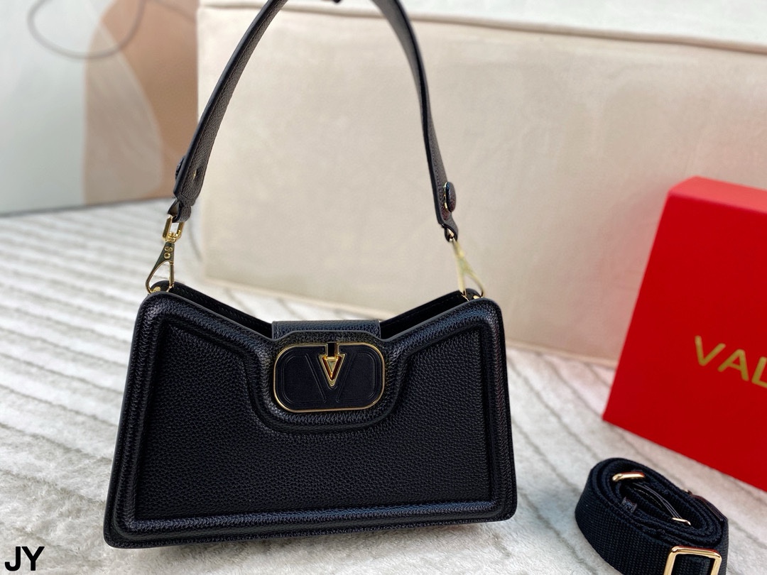 p150 折叠盒🎁 造型风格独特的斜挎包~华伦天奴 Valentino百搭经典精致的一只 真的超级无敌巨可爱 仙气满满 小姐姐日常必入款！尺寸：26*15