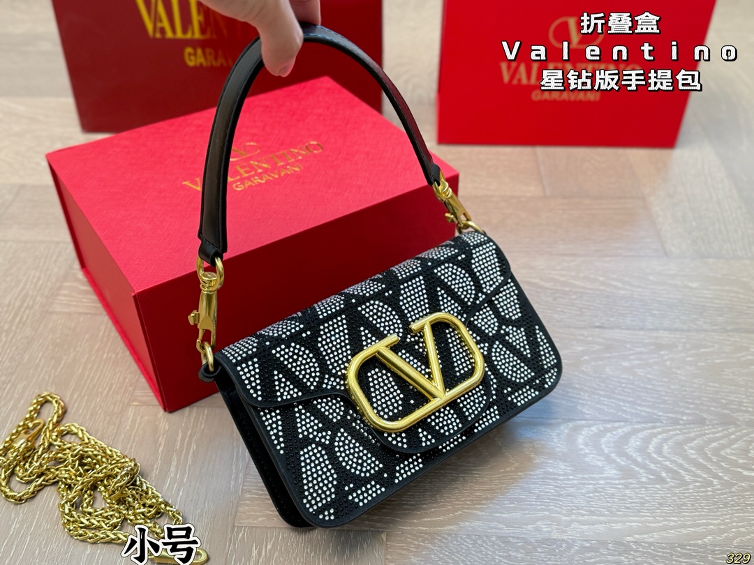 &yen;165/&yen;160折叠盒 华伦天奴Valentino星钻版手提包 金属质感 大大logo 简约的包身廓形解锁时尚魅力 可盐可甜 让你成为整条街最靓的女孩 很百搭哦 yyds 尺寸：28 13/20 11