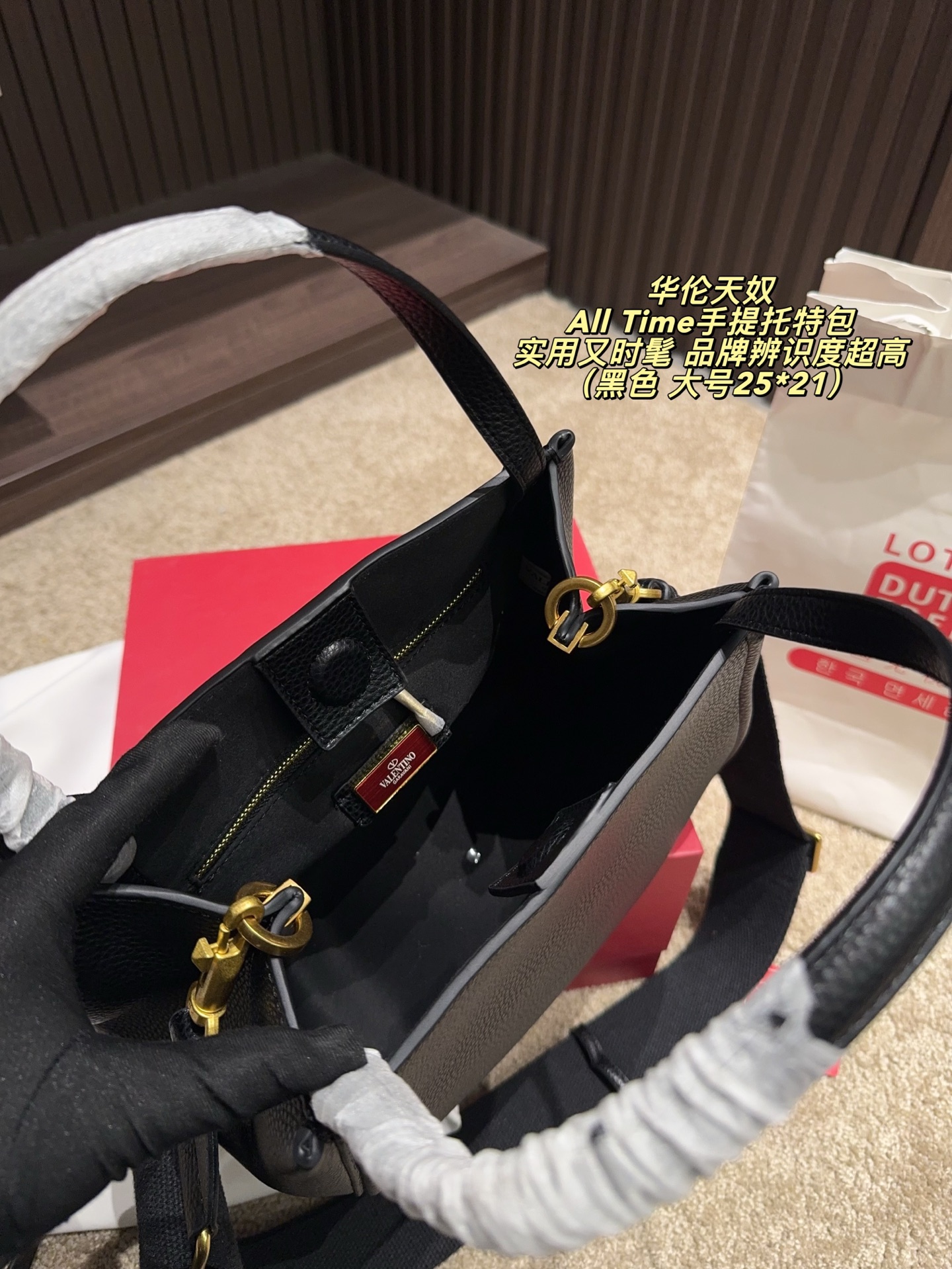 大号P200配折叠盒⚠️尺寸25*21 小号P190配折叠盒⚠️尺寸19*17 Valentino 华伦天奴 All Time手提托特包 选用棕色粒面小牛皮,质感细腻耐用,搭配金属VLogo,品牌辨识度超高。包型简约大气,配手提和可调节肩带,手提、斜挎都OK,通勤或正式场合都能轻松驾驭。内部空间合理,日常物品轻松收纳,实用又时髦,是都市女生的理想选择!