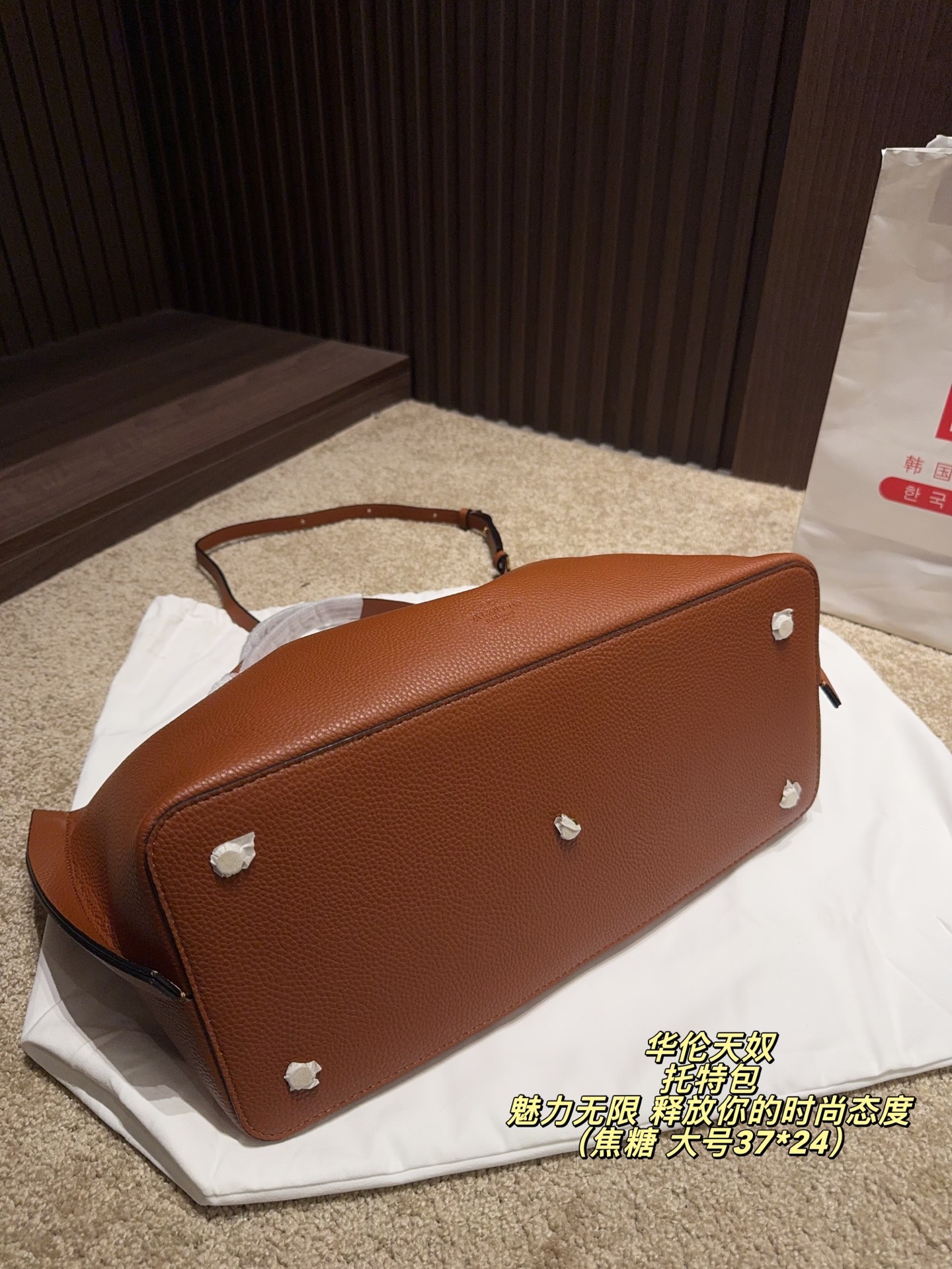 大号p190 无盒⚠️尺寸37*24 小号P185 无盒⚠️尺寸25*17 华伦天奴 Valentino托特包 魅力无限 释放你的时尚态度 外形独特,有很多可爱的颜色可选,简直是不可错过的时尚单品 不同于帆布包的柔软,背在身上主打一个肆意洒脱的感觉,超有质感,时尚达人超爱