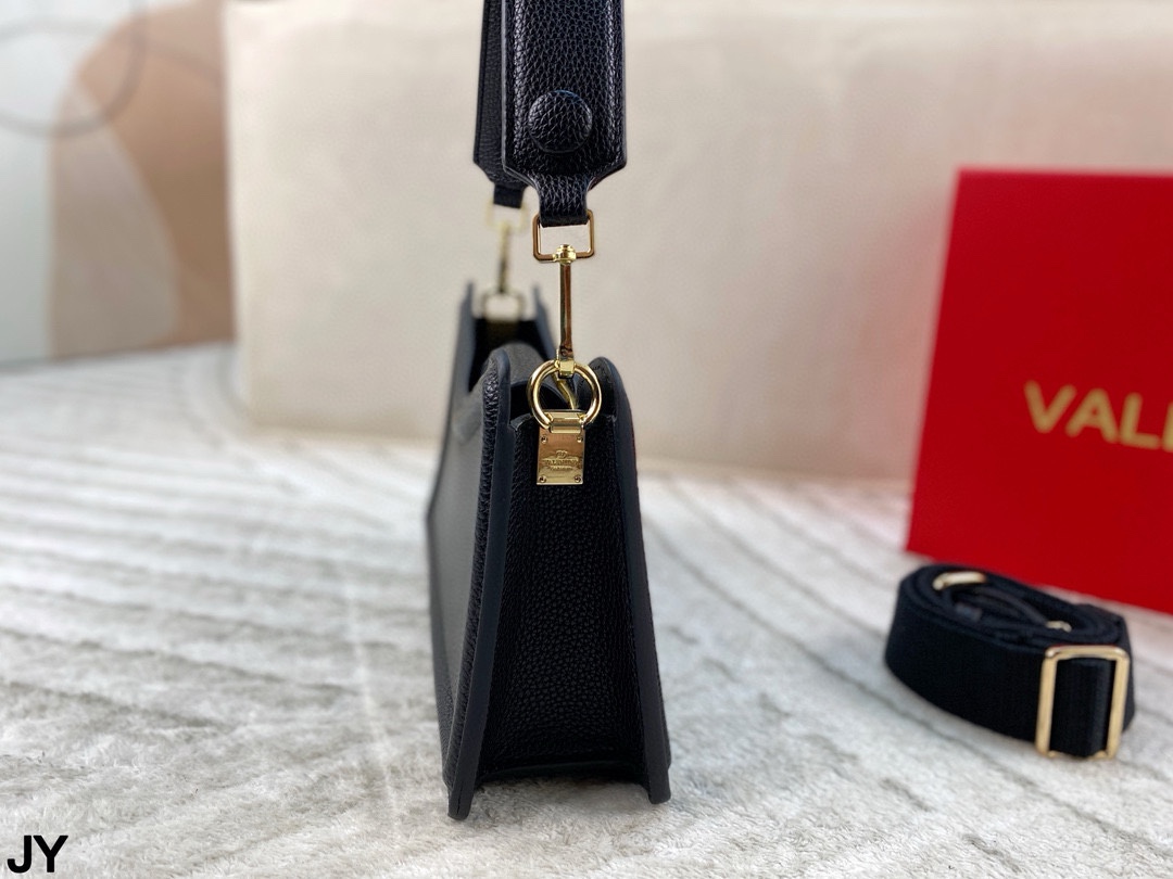 p150 折叠盒🎁 造型风格独特的斜挎包~华伦天奴 Valentino百搭经典精致的一只 真的超级无敌巨可爱 仙气满满 小姐姐日常必入款！尺寸：26*15