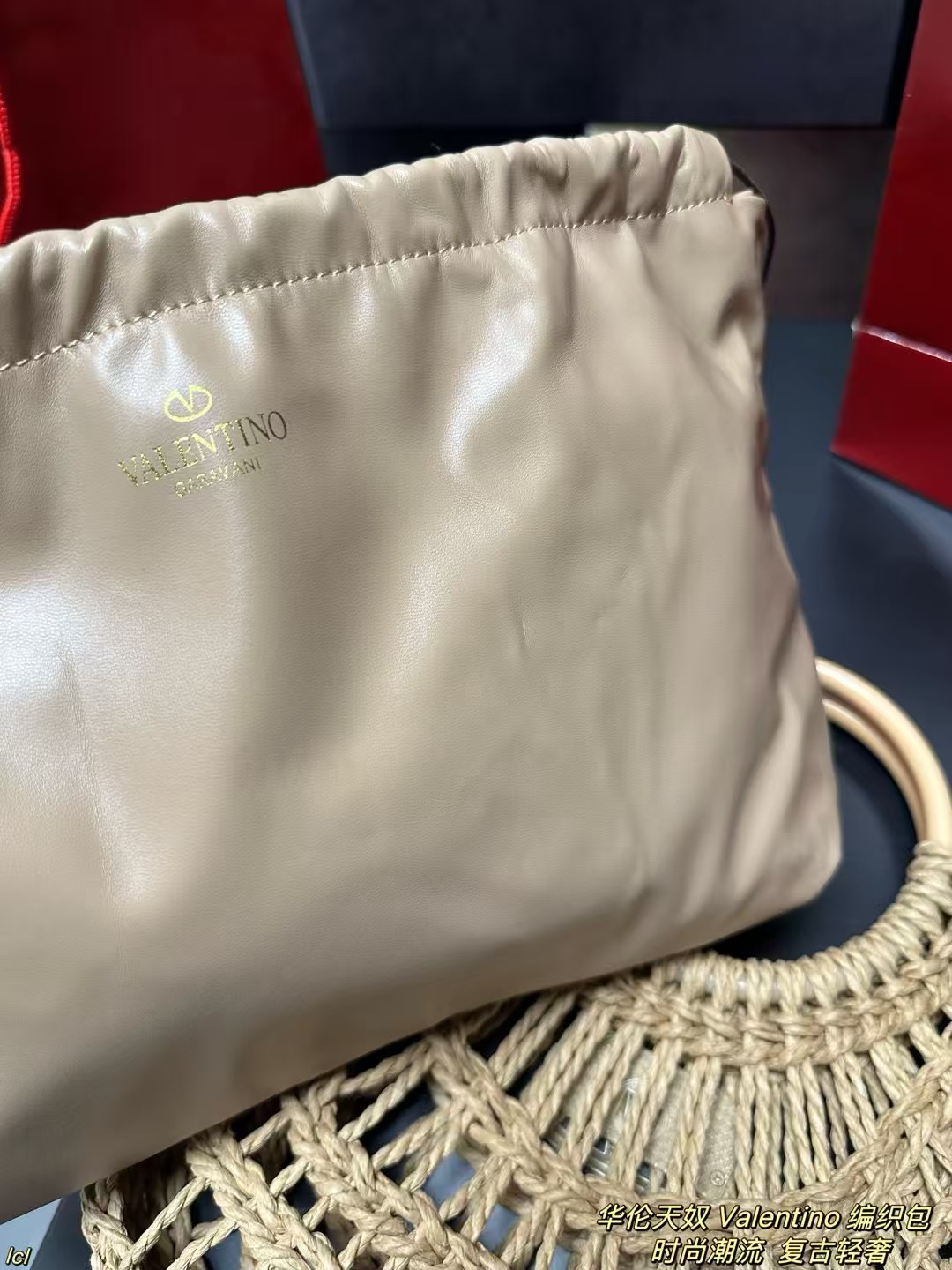 P135配盒 华伦天奴 Valentino 编织包 Valentino华伦天奴Loco绝美仙女必备也太好看了叭手提单肩包解锁时尚魅力 可盐可甜整条街最靓的女孩 时尚减龄又轻便,大大的华伦天奴logo,时尚大气,喜欢的集美们抓紧入手吧! 尺寸:32*24cm