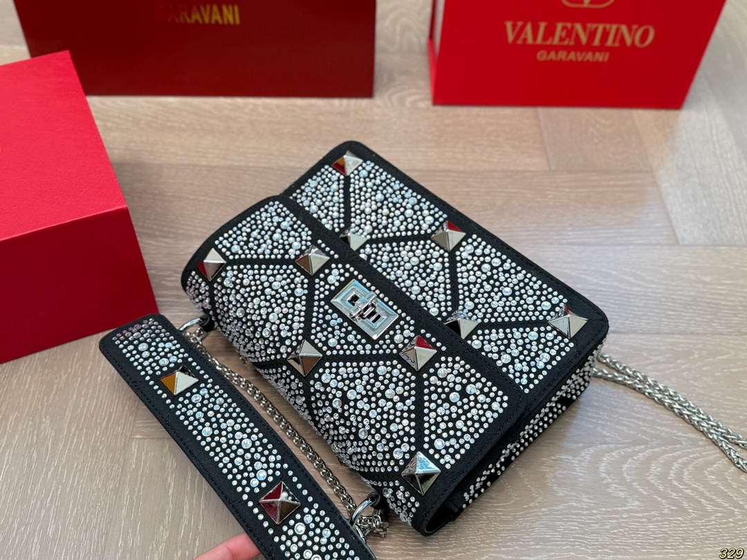 ¥210折叠盒 华伦天奴Valentino星钻版手提包 简约的包身廓形解锁时尚魅力 可盐可甜 让你成为整条街最靓的女孩 很百搭哦 yyds 尺寸:24 16