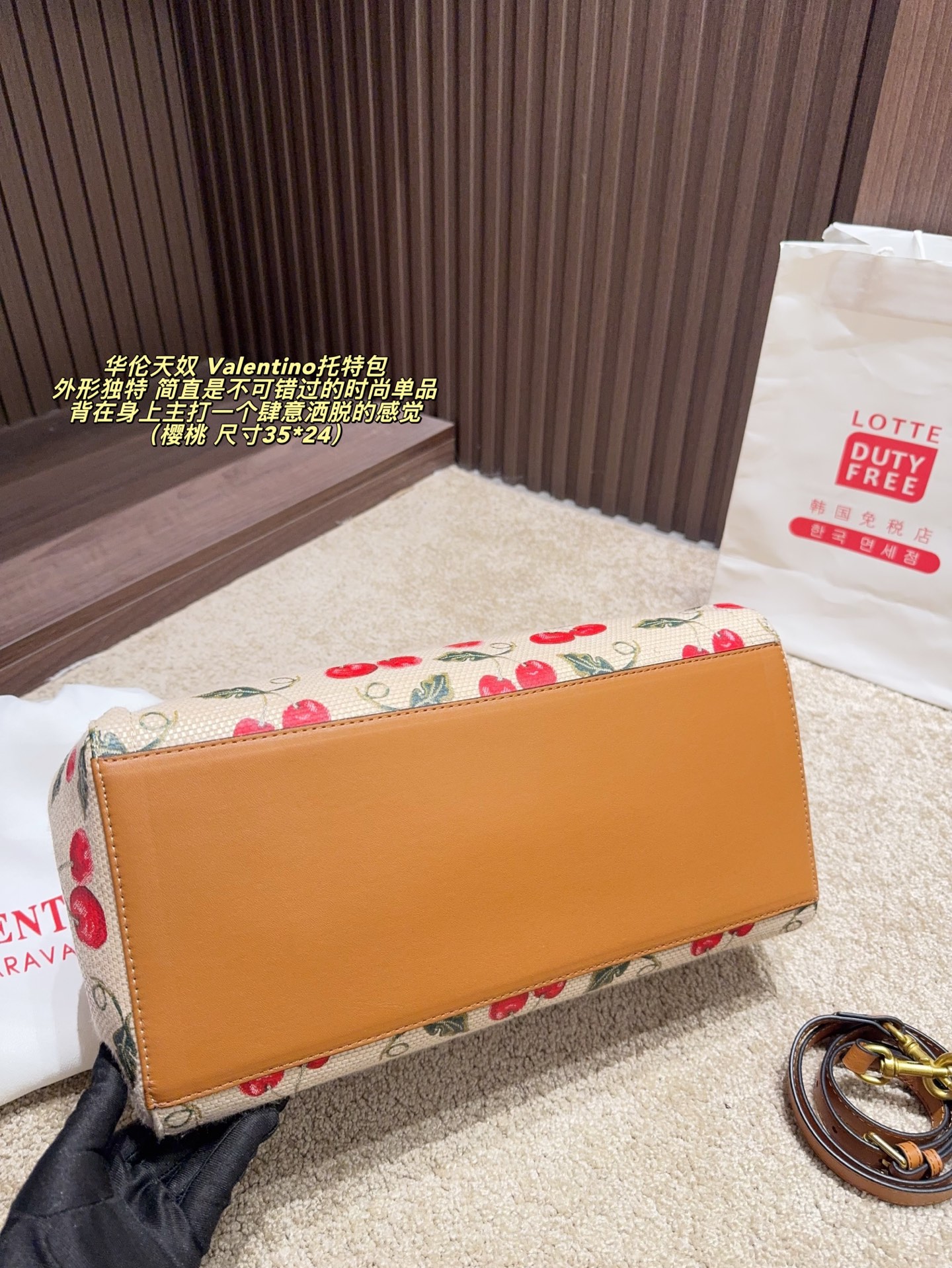 樱桃 p240 无盒⚠️尺寸35*24 p210 无盒⚠️尺寸35*24 华伦天奴 Valentino托特包 魅力无限 释放你的时尚态度 外形独特,有很多可爱的颜色可选,简直是不可错过的时尚单品 不同于帆布包的柔软,背在身上主打一个肆意洒脱的感觉,超有质感,时尚达人超爱