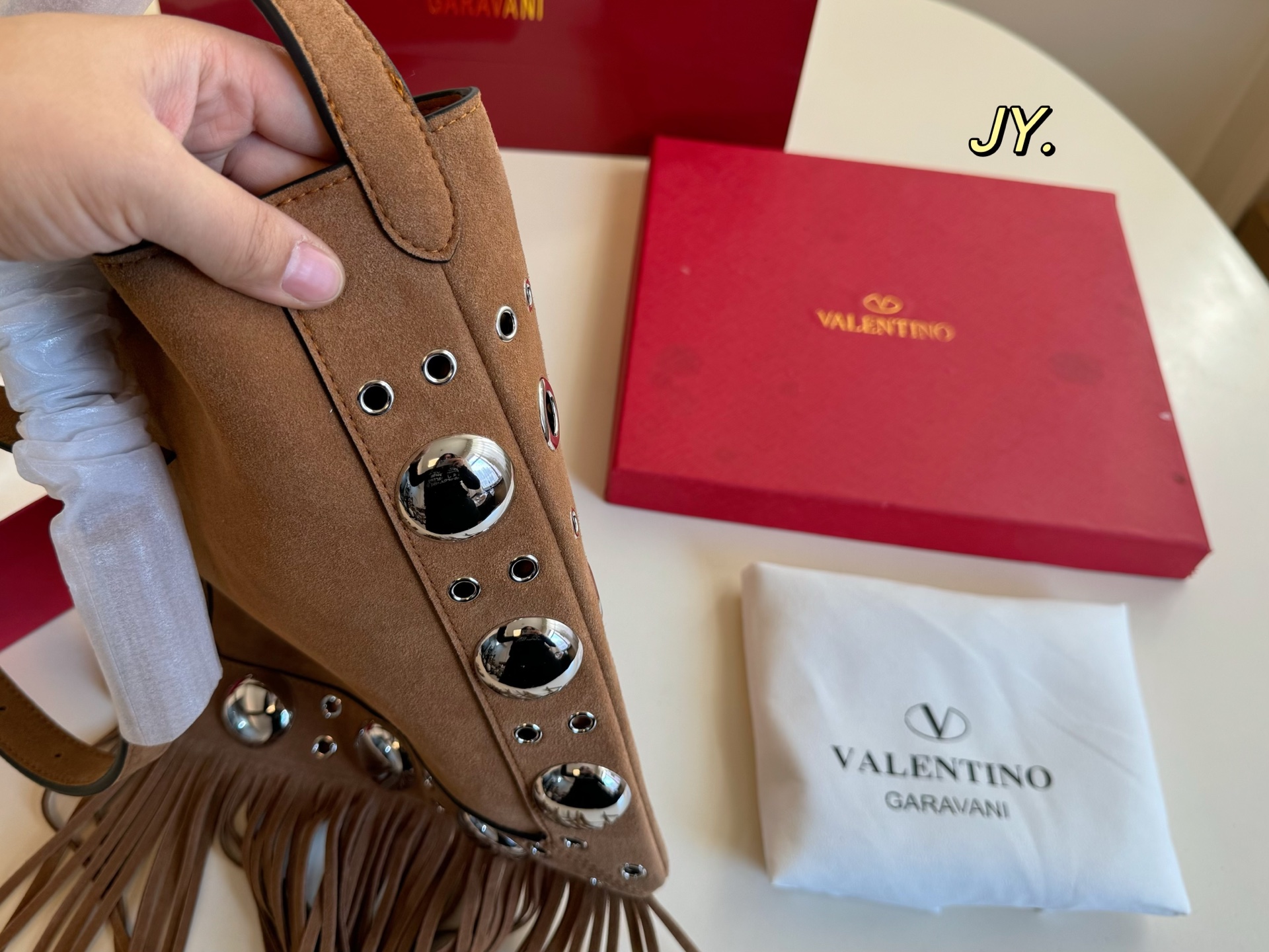 P170（配盒） size：28&times;30 VALENTINO华伦天奴麂皮绒柳钉流苏托特包💕 质感很高级，皮料超好 可调节肩带，多种背法 容量超级大也很耐用～ 随性慵懒，日常出街必备