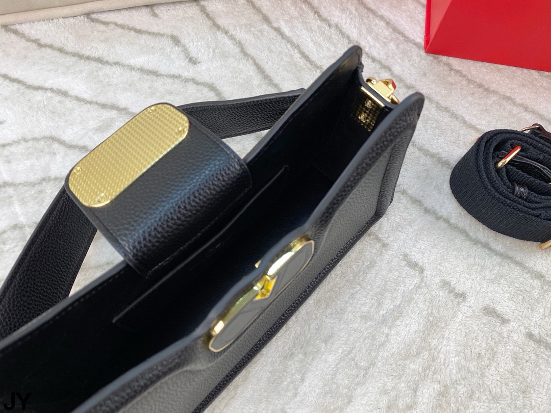 p150 折叠盒🎁 造型风格独特的斜挎包~华伦天奴 Valentino百搭经典精致的一只 真的超级无敌巨可爱 仙气满满 小姐姐日常必入款！尺寸：26*15