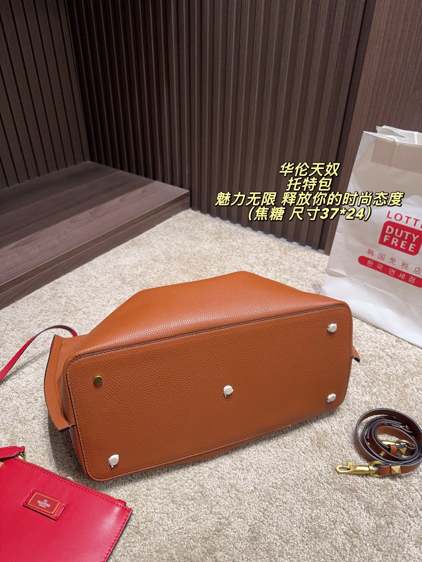 P180 无盒⚠️尺寸37*24 华伦天奴 Valentino托特包 魅力无限 释放你的时尚态度 外形独特,有很多可爱的颜色可选,简直是不可错过的时尚单品 不同于帆布包的柔软,背在身上主打一个肆意洒脱的感觉,超有质感,时尚达人超爱