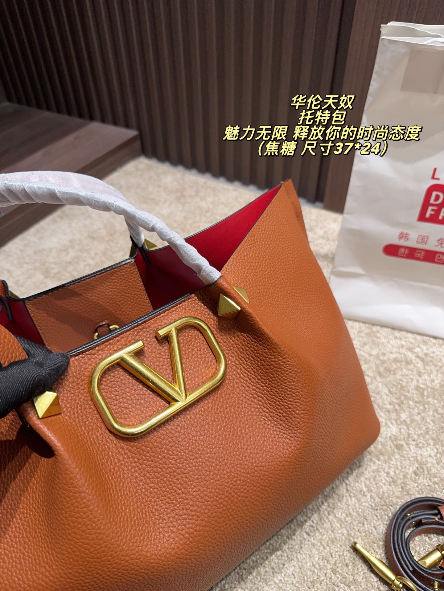 P180 无盒⚠️尺寸37*24 华伦天奴 Valentino托特包 魅力无限 释放你的时尚态度 外形独特,有很多可爱的颜色可选,简直是不可错过的时尚单品 不同于帆布包的柔软,背在身上主打一个肆意洒脱的感觉,超有质感,时尚达人超爱