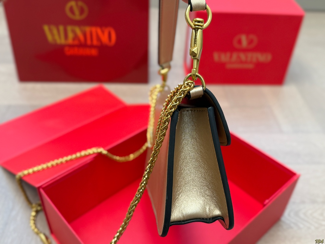 大号¥155折叠盒 华伦天奴 Valentino Loco单肩包 高级感溢出来啦 这颜值上身很百搭的呦 怎么背都没压力 哪个女孩子能拒绝得了这么好看的美包啦 尺寸:大号28 13