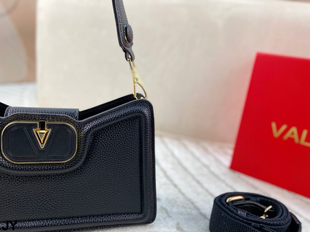 p150 折叠盒🎁 造型风格独特的斜挎包~华伦天奴 Valentino百搭经典精致的一只 真的超级无敌巨可爱 仙气满满 小姐姐日常必入款！尺寸：26*15