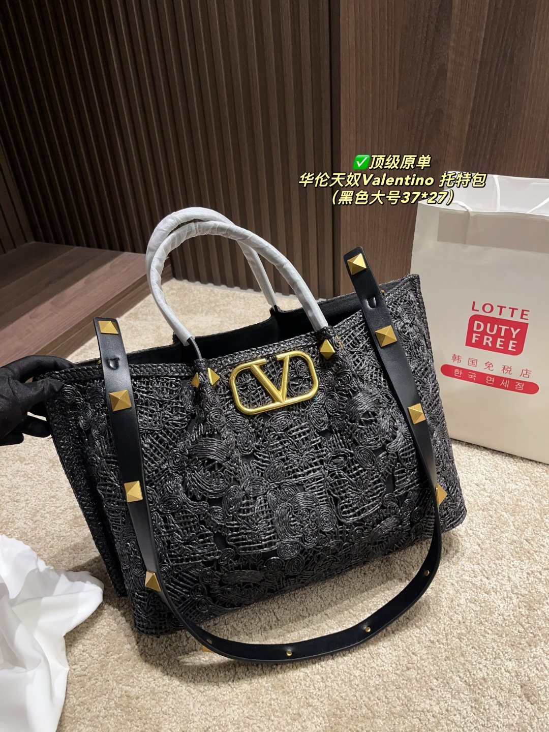 ✅顶级原单 大号p340⚠️尺寸37.27 小号p300⚠️尺寸26.19 华伦天奴Valentino 托特包 托特包采用定制重工刺绣材质打造,交织形成的空隙营造出清透质感,点缀杏色皮革手柄、肩带,可手拎可肩背!高级时尚感十足,是这个夏日的首选