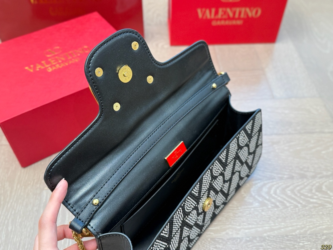 &yen;165/&yen;160折叠盒 华伦天奴Valentino星钻版手提包 金属质感 大大logo 简约的包身廓形解锁时尚魅力 可盐可甜 让你成为整条街最靓的女孩 很百搭哦 yyds 尺寸：28 13/20 11