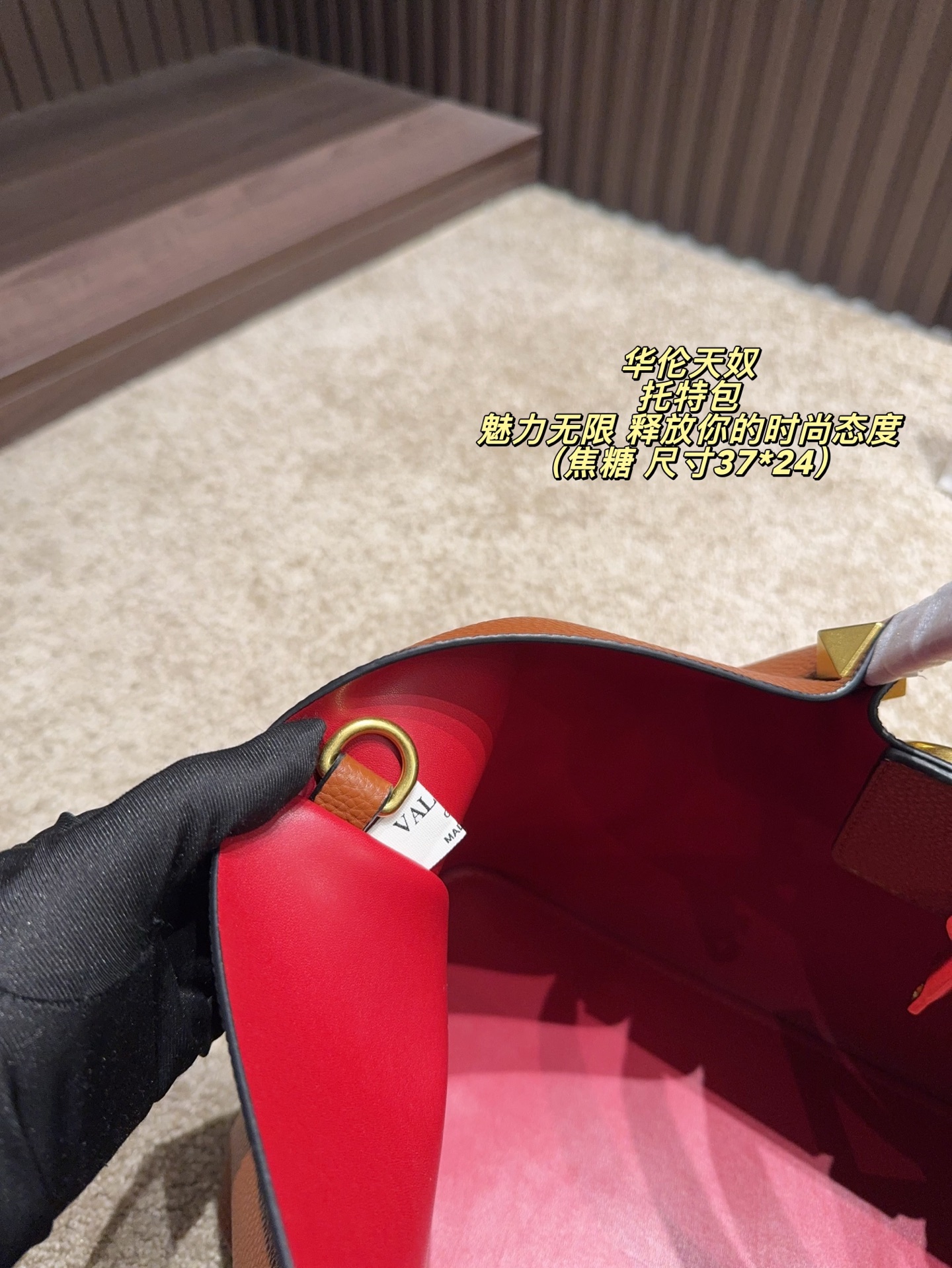 P180 无盒⚠️尺寸37*24 华伦天奴 Valentino托特包 魅力无限 释放你的时尚态度 外形独特,有很多可爱的颜色可选,简直是不可错过的时尚单品 不同于帆布包的柔软,背在身上主打一个肆意洒脱的感觉,超有质感,时尚达人超爱