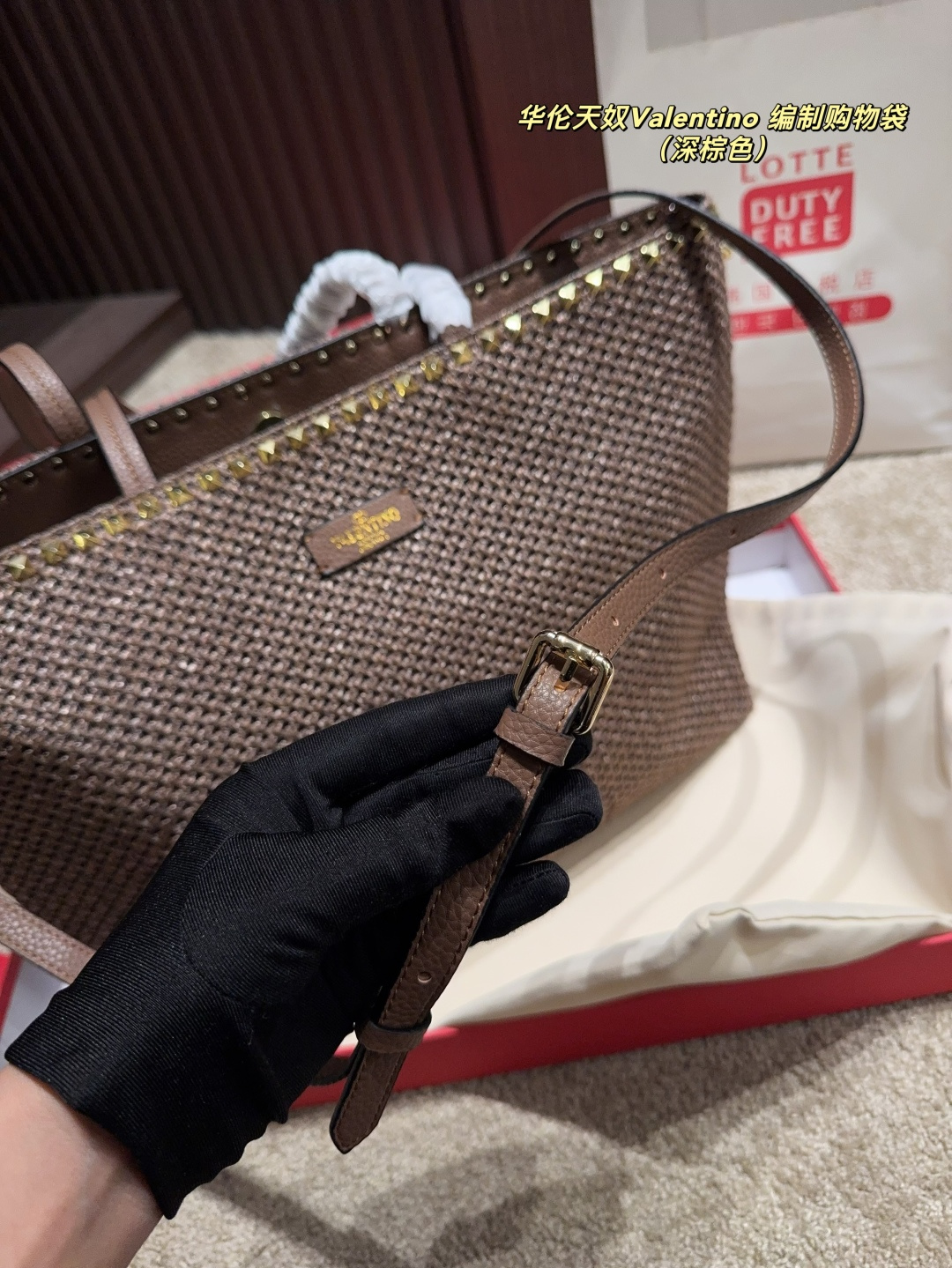 p170配盒⚠️尺寸45.28 华伦天奴Valentino 编制购物袋 俏皮超个性谁背谁好看 掩饰不住的洋气 精致走线 拼色很有特点 巨百搭可随心日常搭配 休闲俏皮同时又带着一点o名媛范 必将成为新年春夏的超级爆款 &hearts;️