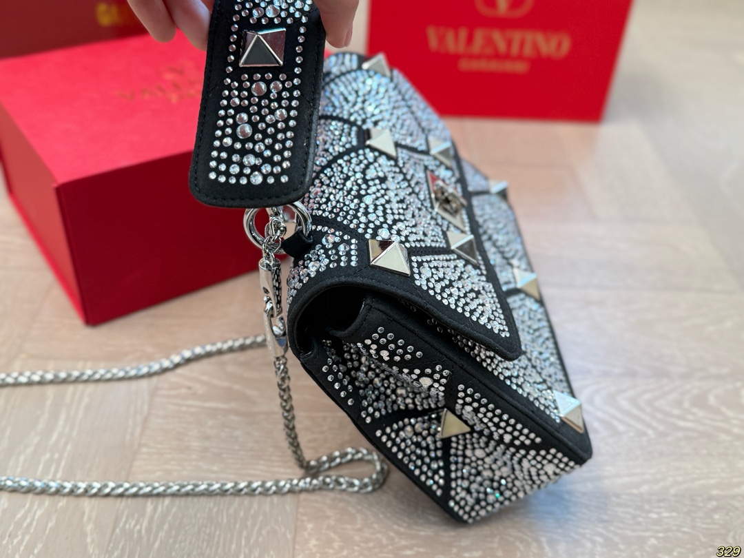 ¥210折叠盒 华伦天奴Valentino星钻版手提包 简约的包身廓形解锁时尚魅力 可盐可甜 让你成为整条街最靓的女孩 很百搭哦 yyds 尺寸:24 16