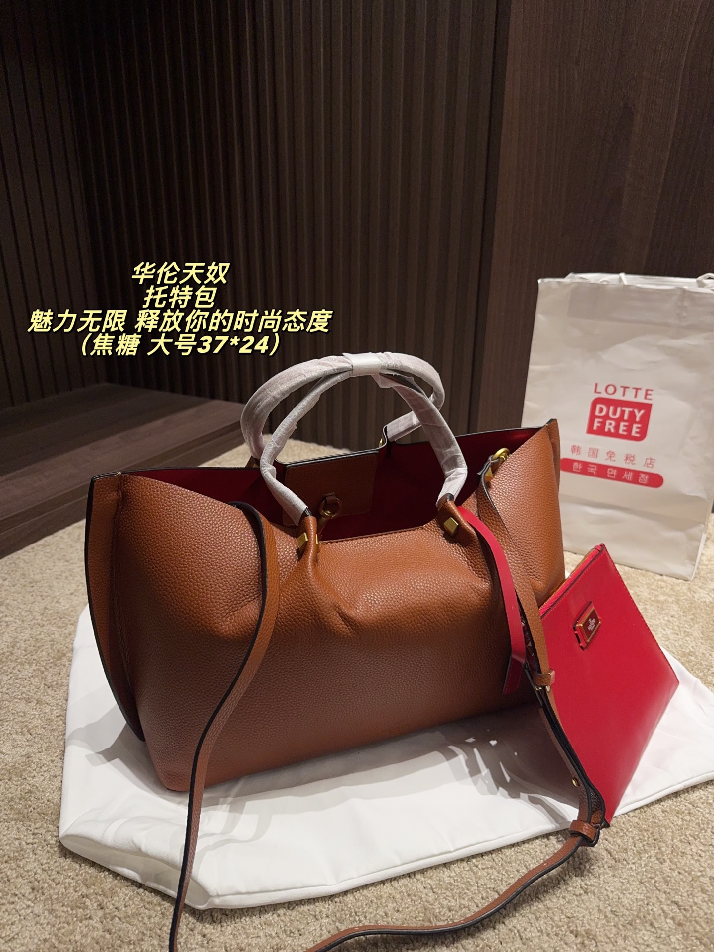 大号p190 无盒⚠️尺寸37*24 小号P185 无盒⚠️尺寸25*17 华伦天奴 Valentino托特包 魅力无限 释放你的时尚态度 外形独特,有很多可爱的颜色可选,简直是不可错过的时尚单品 不同于帆布包的柔软,背在身上主打一个肆意洒脱的感觉,超有质感,时尚达人超爱