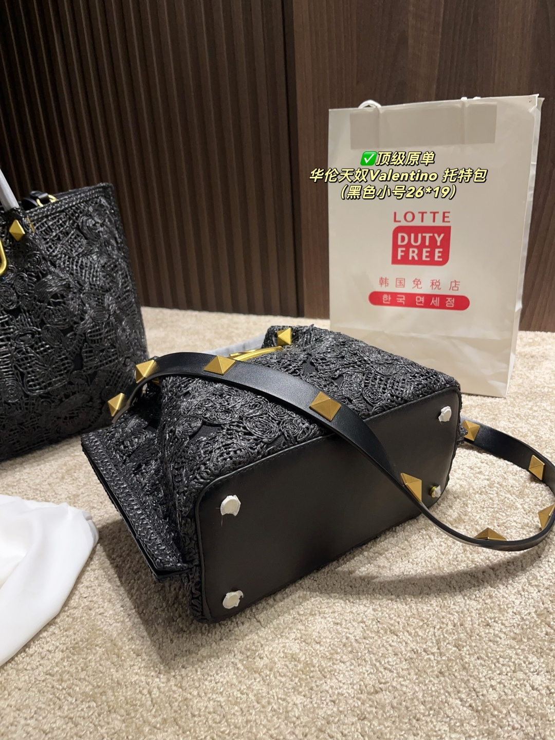 ✅顶级原单 大号p340⚠️尺寸37.27 小号p300⚠️尺寸26.19 华伦天奴Valentino 托特包 托特包采用定制重工刺绣材质打造,交织形成的空隙营造出清透质感,点缀杏色皮革手柄、肩带,可手拎可肩背!高级时尚感十足,是这个夏日的首选