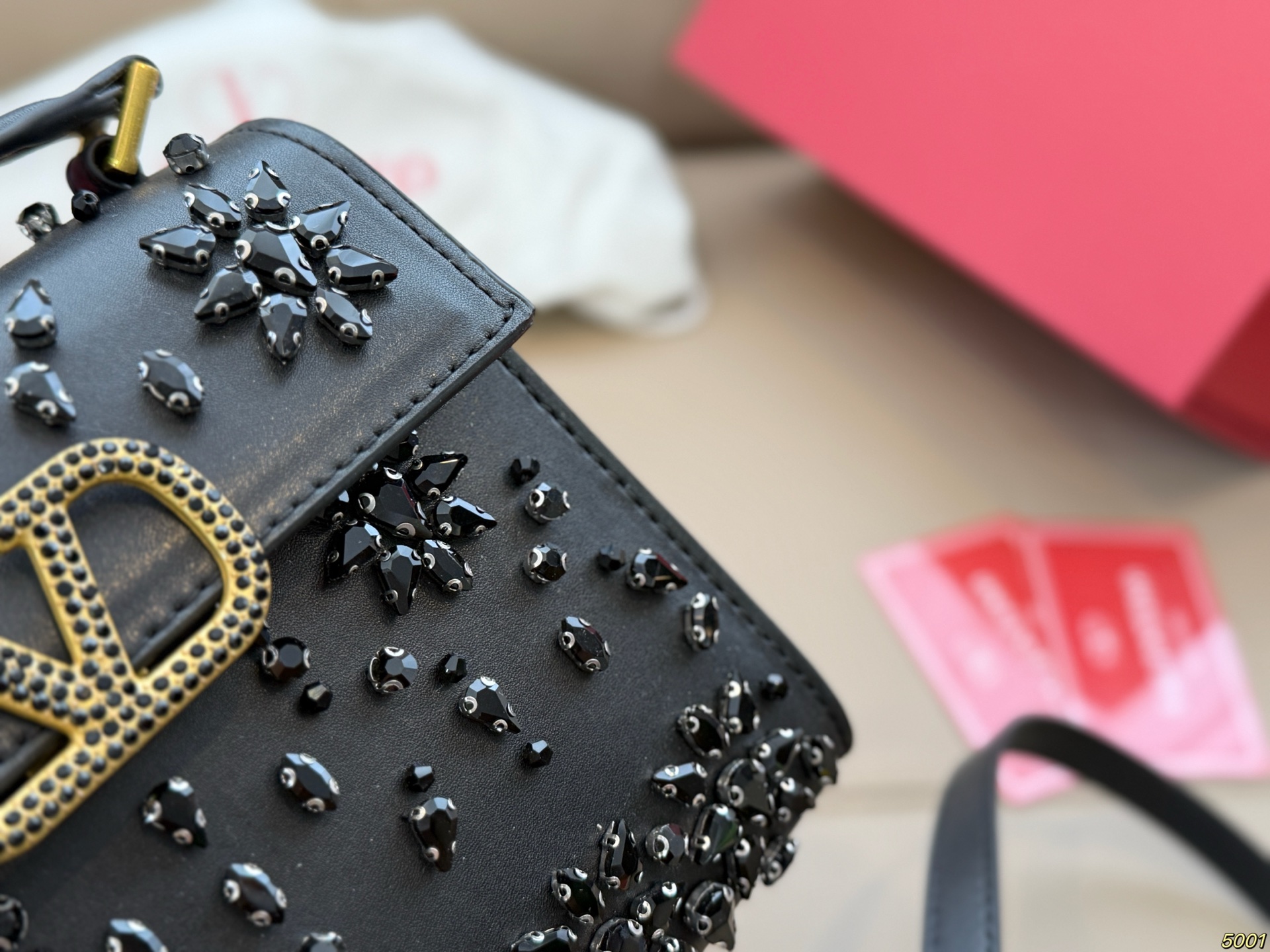 &yen;230折叠盒 华伦天奴Valentino星钻版手提包 简约的包身廓形解锁时尚魅力 可盐可甜 让你成为整条街最靓的女孩 很百搭哦 yyds 尺寸：18 14