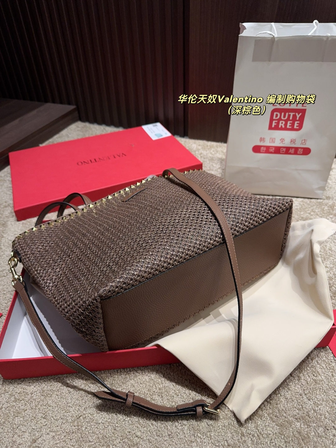 p170配盒⚠️尺寸45.28 华伦天奴Valentino 编制购物袋 俏皮超个性谁背谁好看 掩饰不住的洋气 精致走线 拼色很有特点 巨百搭可随心日常搭配 休闲俏皮同时又带着一点o名媛范 必将成为新年春夏的超级爆款 &hearts;️