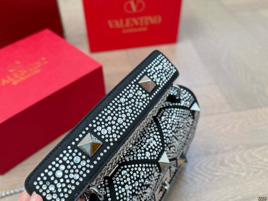 ¥210折叠盒 华伦天奴Valentino星钻版手提包 简约的包身廓形解锁时尚魅力 可盐可甜 让你成为整条街最靓的女孩 很百搭哦 yyds 尺寸:24 16