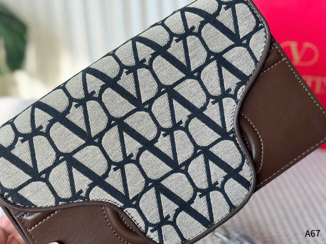 💰180 折叠礼盒包装 🌟华伦天奴印花腋下包 解锁时尚魅力 🉑盐🉑甜 整条街最靓的女孩 尺寸：28-8-16