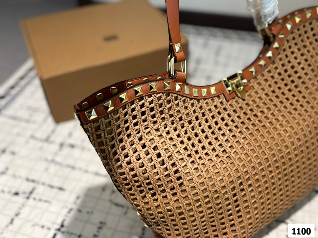 P190 Valentino 华伦天奴编织包24春夏浓浓的度假风，却也适合日常觉得这样的包包得有一个，毕竟，海浪、沙滩，没人想拒绝# 尺寸：31 29