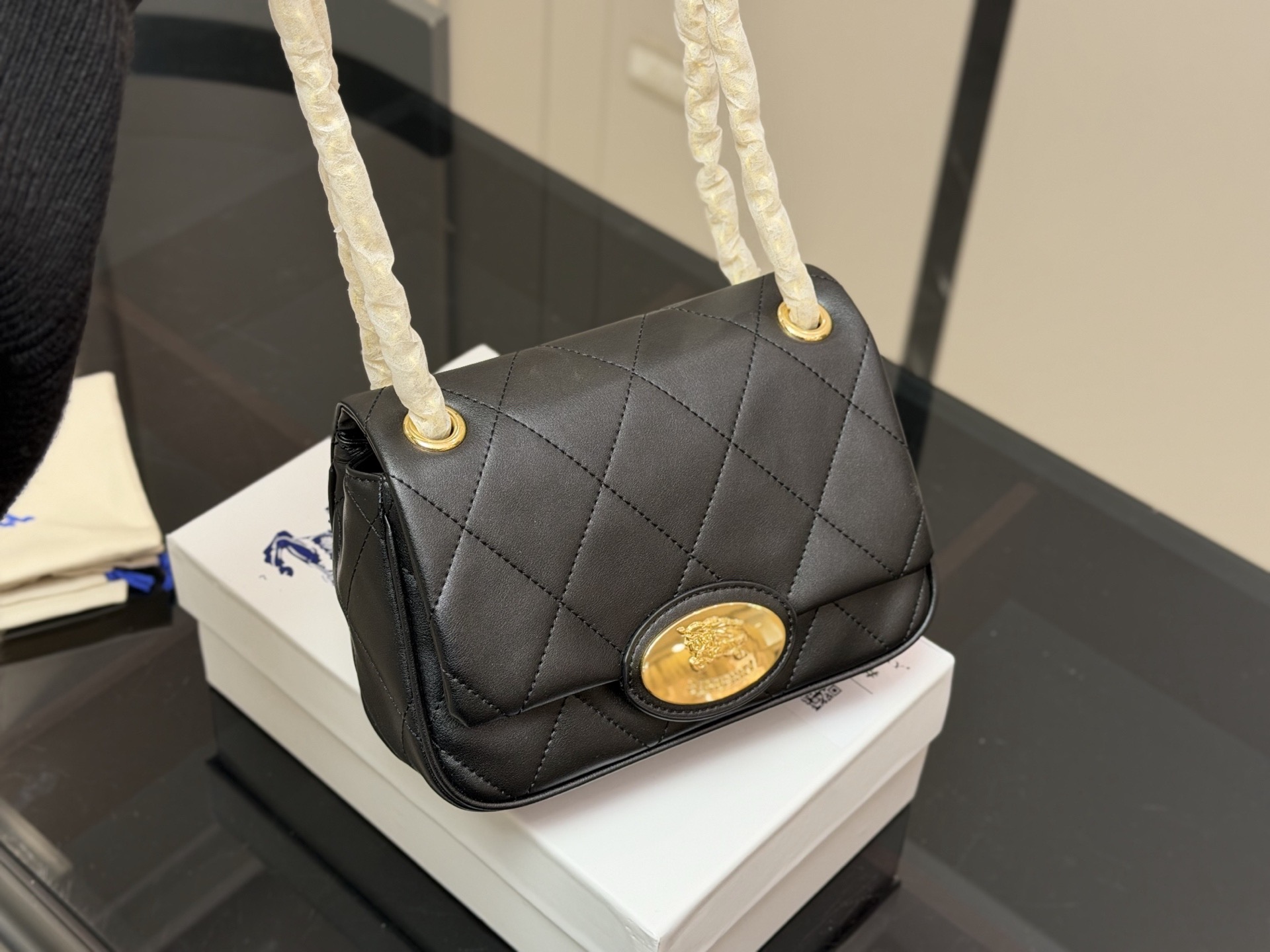 &yen;190 配盒 size：23*17cm 巴宝莉Lola 新品链条包 皮质加上珩缝工艺 写满了高级！ 和我的基础款怎么搭都好看！