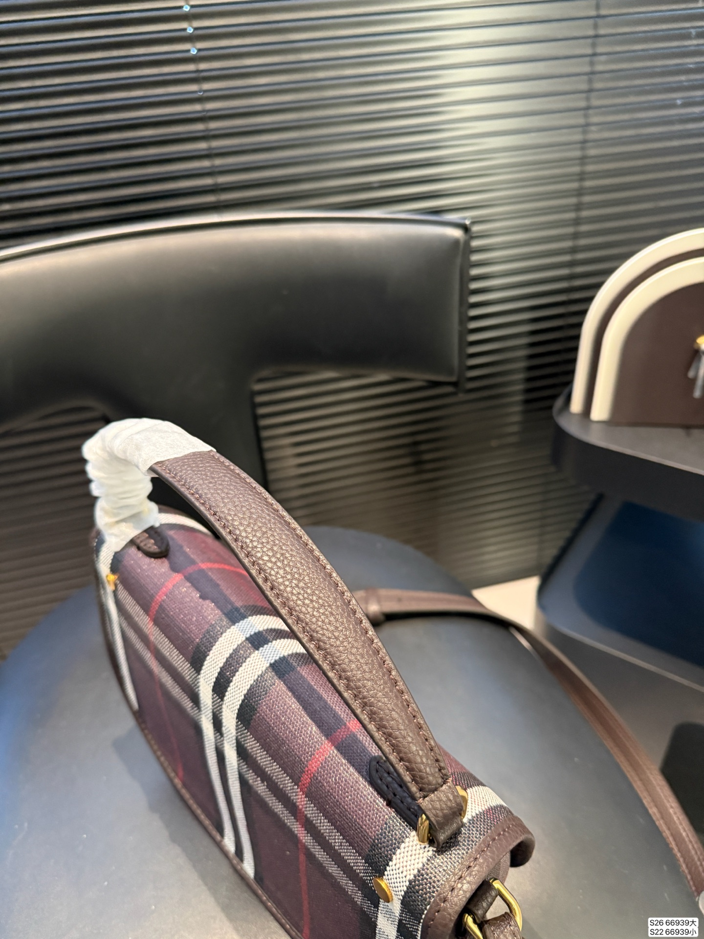 大号P180 小号P160 当经典格纹,邂逅浓郁秋色 复古⻛格的摩登面貌 🟣 复古格纹永不过时 高级感穿搭公式,一件Burberry就够了。 尺寸大24 19 小18 13 货号66939