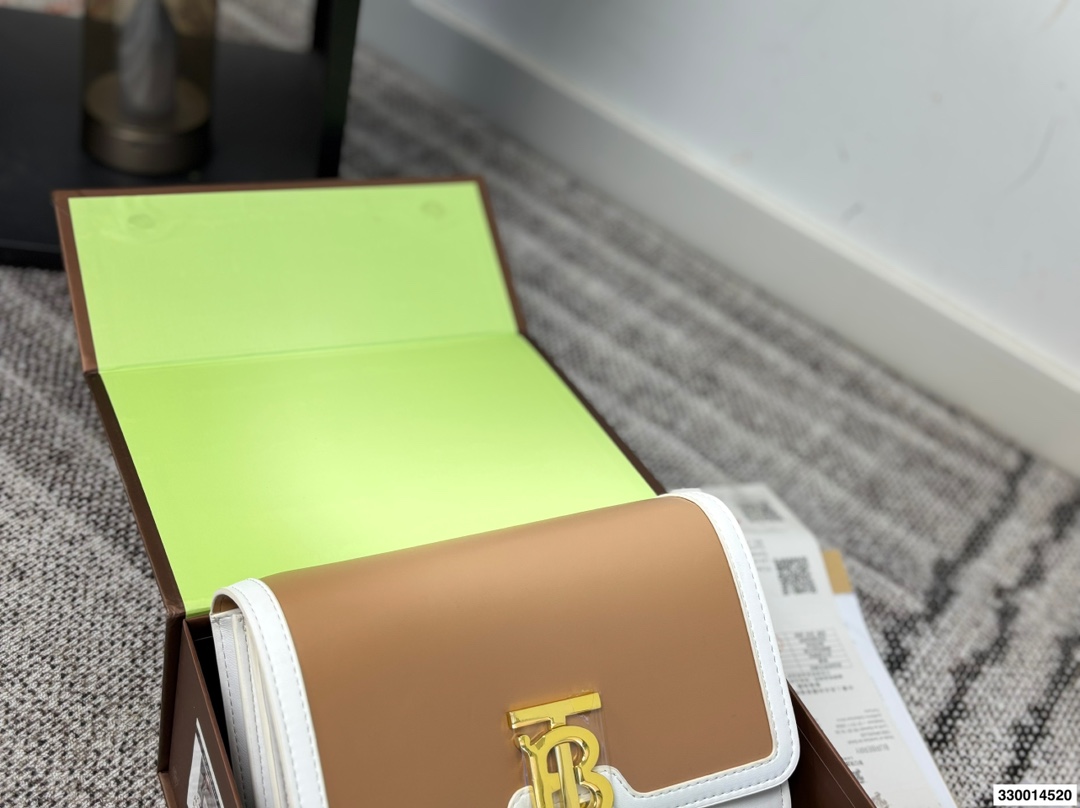 p170 配礼盒 Burberry巴宝莉TB金扣豆腐包 白色超美太适合春夏了 尺寸22.15