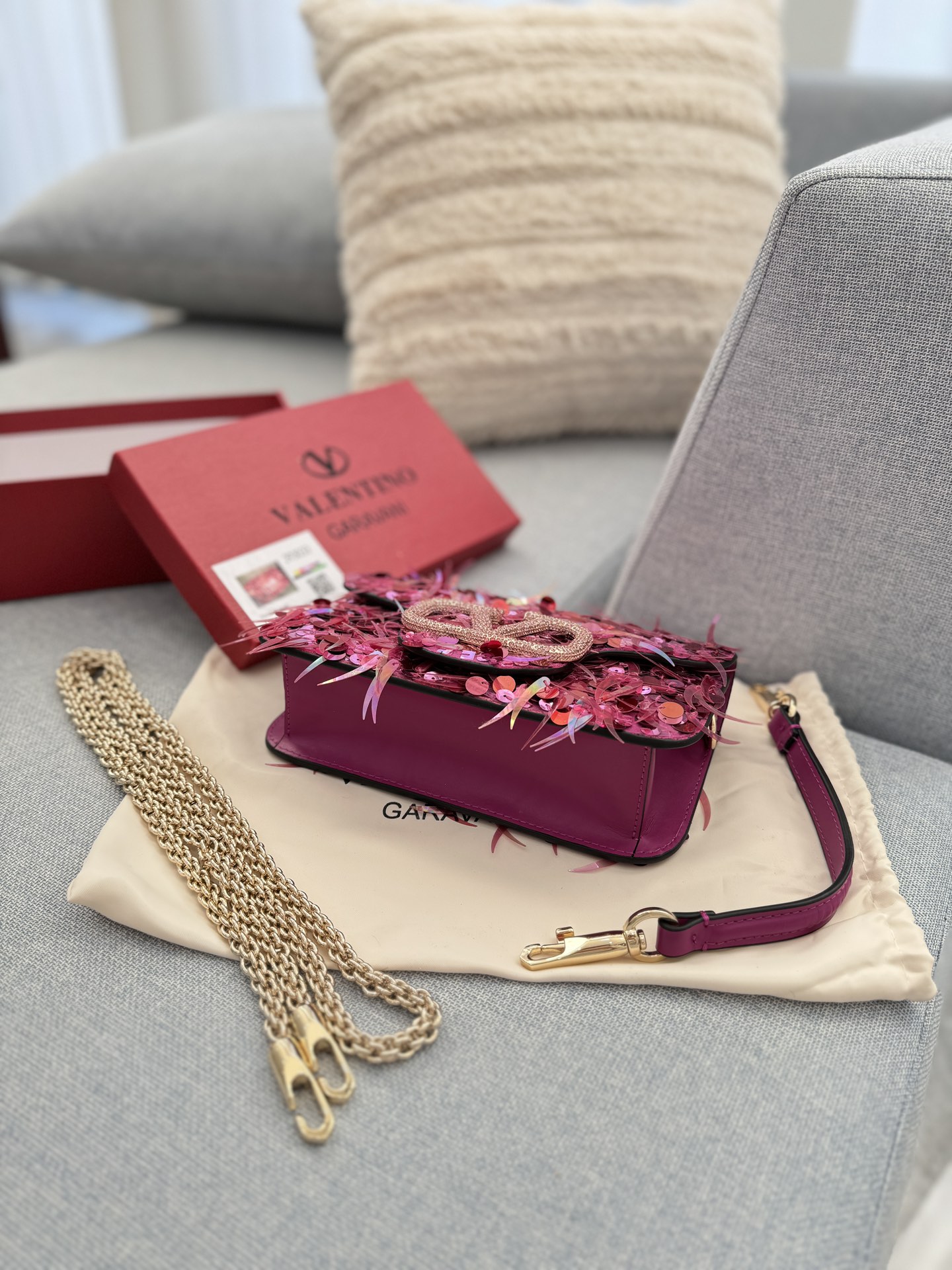 P420 配盒🎀 size：22&times;14 Valentino华伦天奴 亮片 链条包 手提单肩斜挎包 华伦天奴 Loco亮片单肩包上身效果很惊艳，高级又不刻板美尽在其中，神秘有灵气的小性感 出席宴会晚会之类时一定要选择亮闪闪