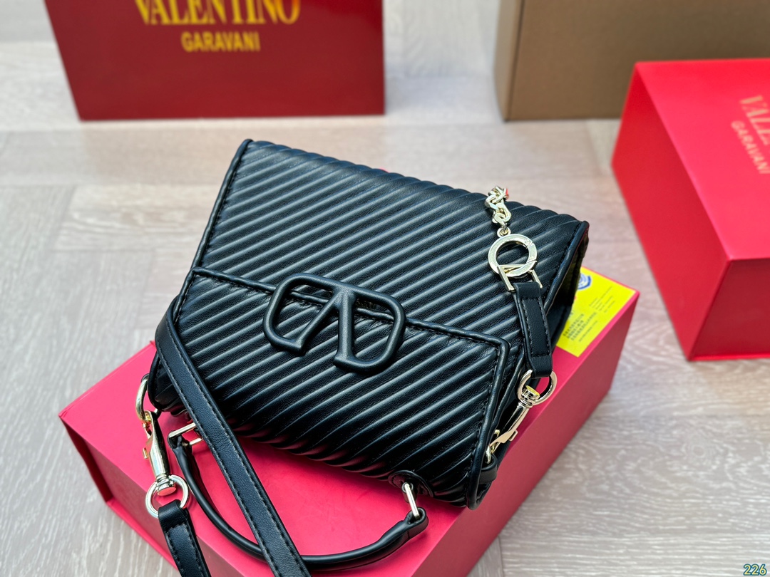 ¥170折叠盒 华伦天奴Valentino手提包 简约的包身廓形解锁时尚魅力 可盐可甜 让你成为整条街最靓的女孩 很百搭哦 yyds 尺寸:21 16