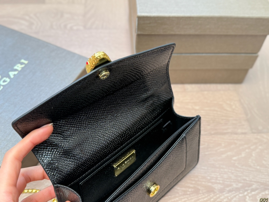 ¥130配盒 宝格丽 Bvlgari蛇头包 ⚠️顶级原单 不愧是开挂般的存在 包身轻便 百搭 给予满满的高级感 尺寸19 12