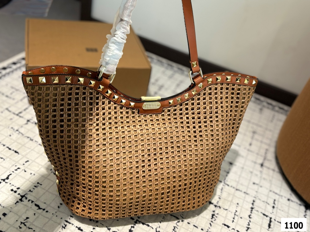 P190 Valentino 华伦天奴编织包24春夏浓浓的度假风，却也适合日常觉得这样的包包得有一个，毕竟，海浪、沙滩，没人想拒绝# 尺寸：31 29