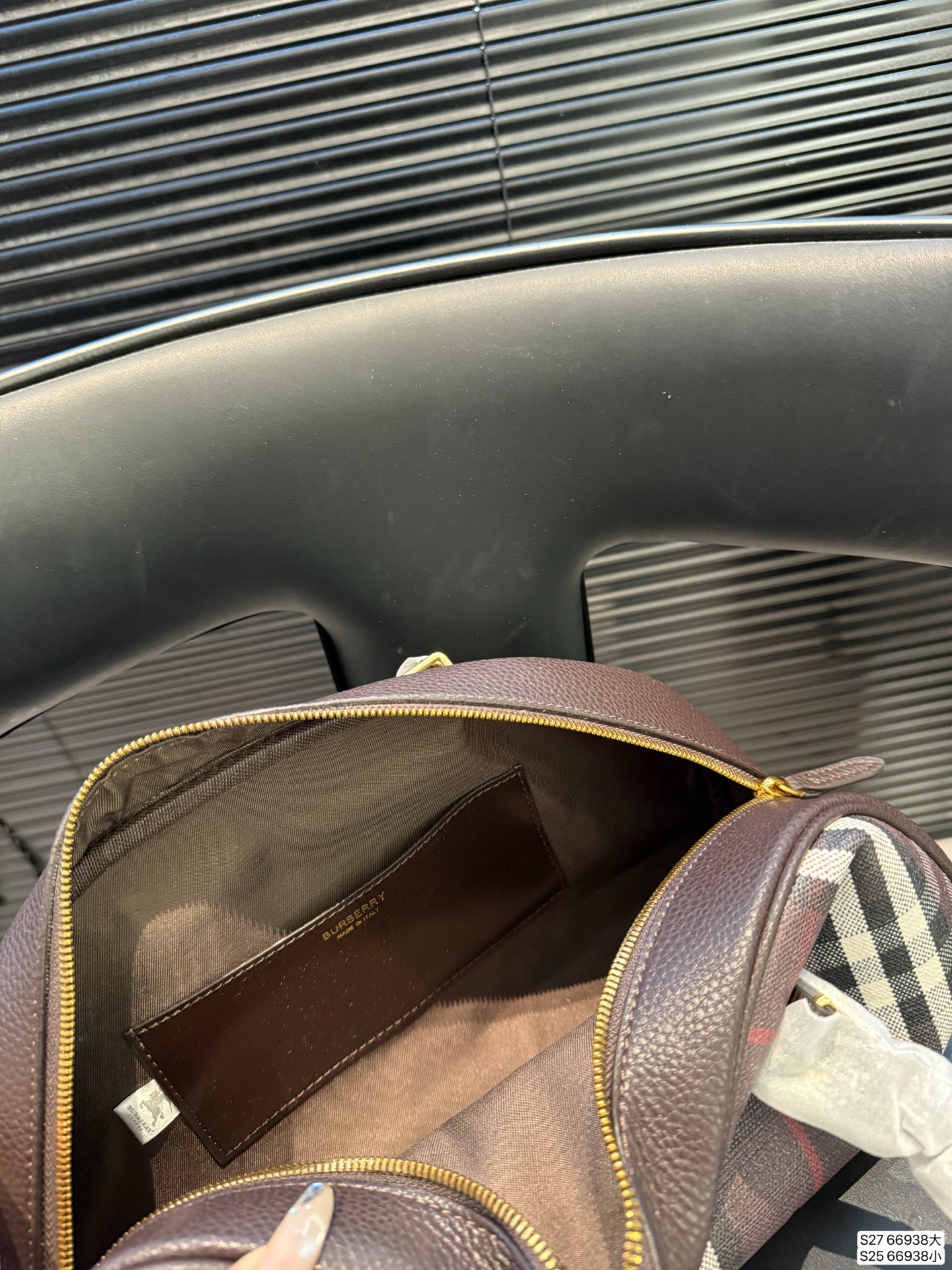 大号P185小号P175 巴宝莉一眼沦陷的复古优雅 救命!包包也太戳我心巴了吧🥰 经典的格纹元素,搭配复古的贝壳包型,真的是把优雅刻进了DNA里! 它的容量也超棒,日常出门需要带的手机、口红、粉饼什么的,都能轻松装下。而且还有长肩带,可以手提尺寸大34 18 小19 13 货号66938