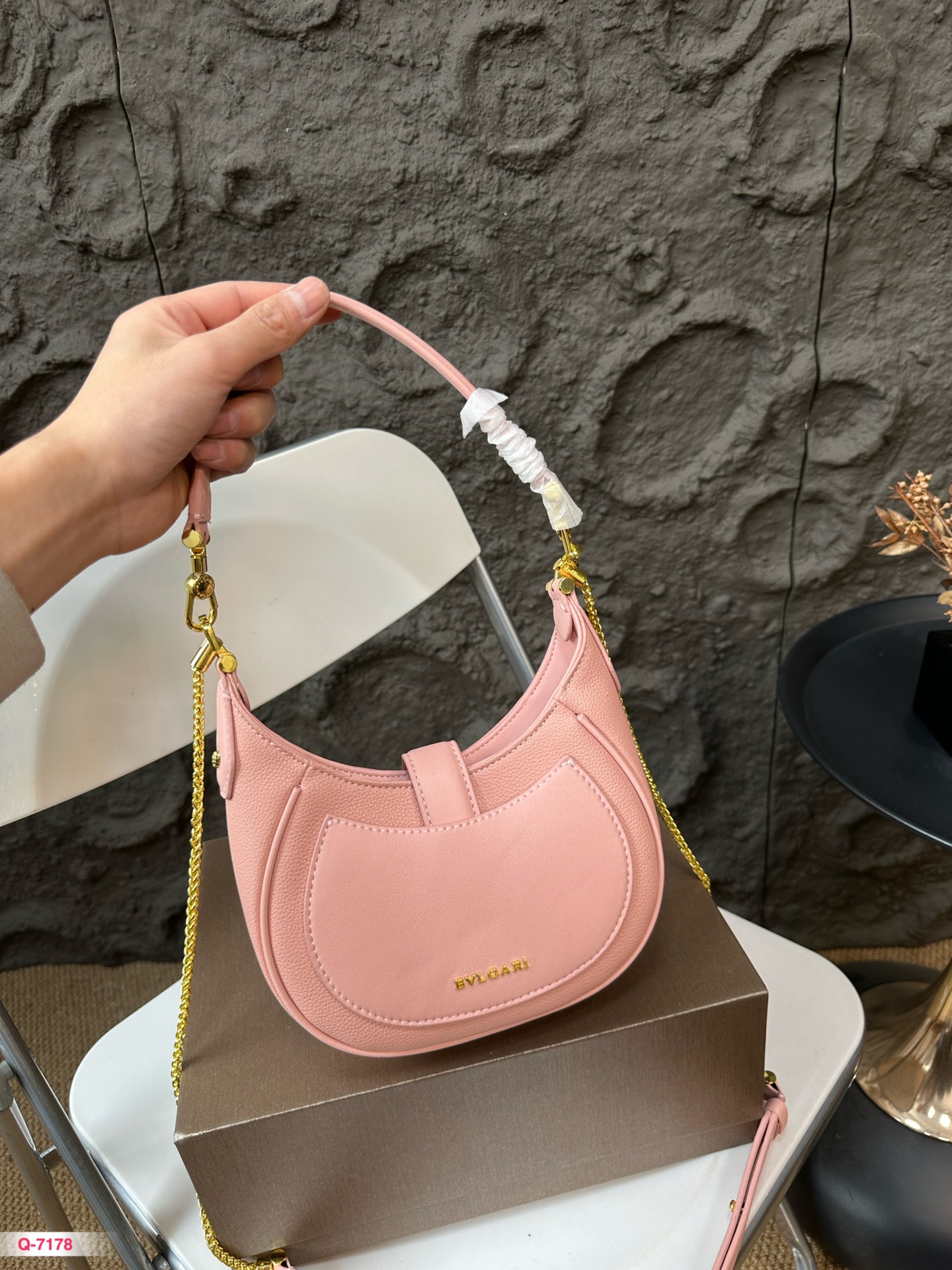 💰220 配折叠盒 宝格丽短肩带腋下背!荔枝纹牛皮金属长肩带可以斜挎!就算腋下包的风过去了还可以继续斜挎!摩登时髦简约! 我个人非常喜欢的链条提手十 宽肩带设计,链条斜挎包也炒鸡可爱!鲜艳的配色!小小的个头!很难说不爱!尺寸19.14cm