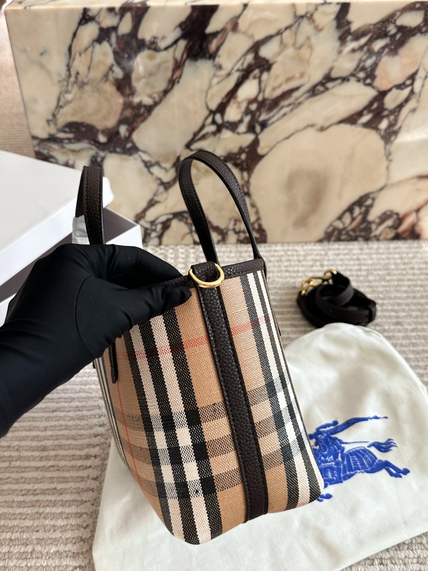 p190 双面tote Burberry家最新格纹迷你托特包，选用棉质帆布面料打造，格子面料搭配光滑皮革顶部提柄，有可调式斜背带。 顶部皮革提柄 可调式网纹肩背带开放式包口设计，搭配磁扣开合内侧口袋采用磁扣开合 尺寸 22 18cm 配盒