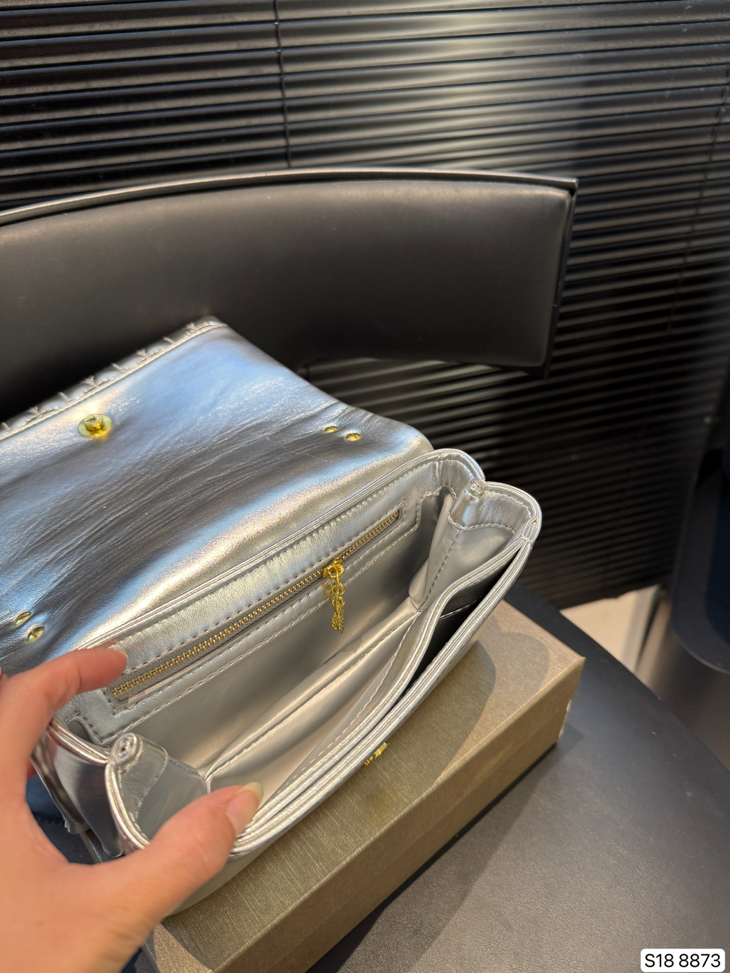 P140 配盒子 只有宝格丽可以把珠宝的精致工艺完美地展现在包包上，体现了罗马艺术灵感与珠宝工艺完美结合。包上满是罗马卡拉卡拉的马赛克图案，也就是我们通常所说的扇子。宝格丽高识别度包包，适合平时和特别场合背，又不会轻易撞包。 尺寸21 14 货号8873