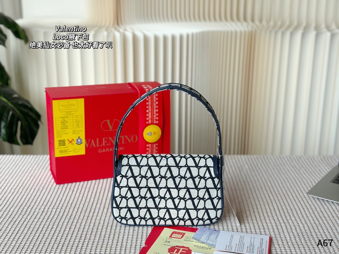 💰135 折叠礼盒包装 🌟Valentino 华伦天奴Loco 绝美仙女必备 也太好看了叭 手提单肩都🉑 解锁时尚魅力 可盐可甜 做整条街最靓的女孩👩🏼&zwj;🦱 尺寸：23-7-13