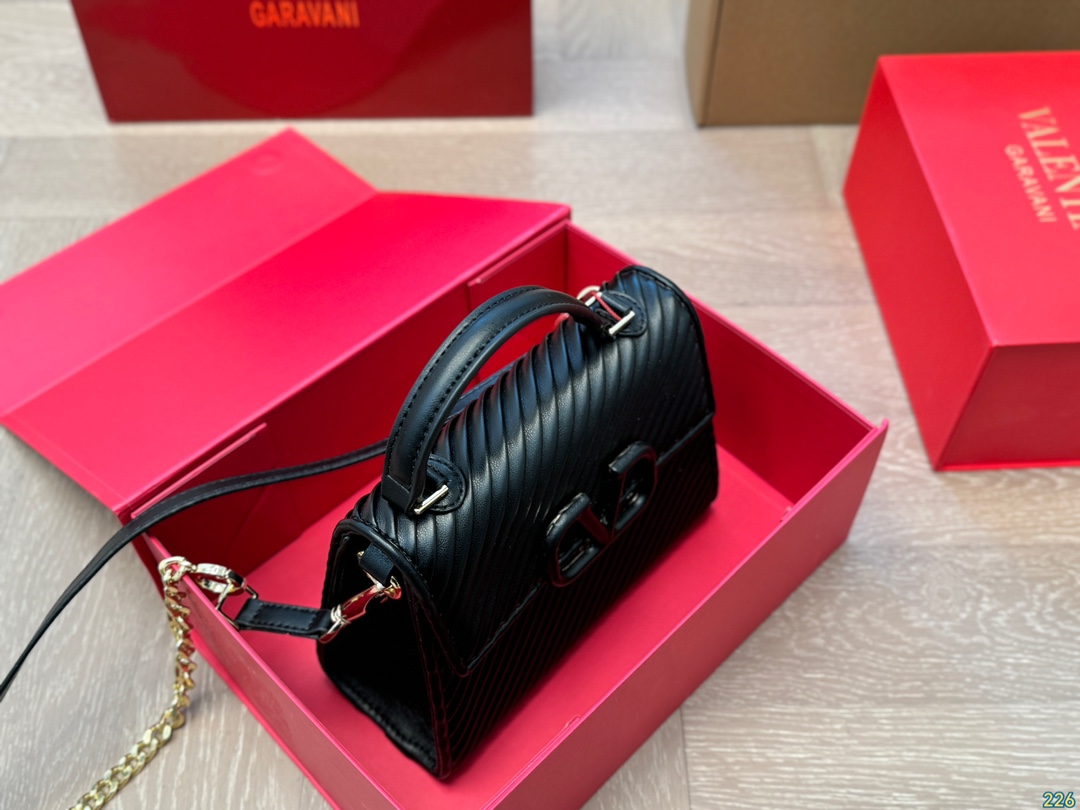 ¥170折叠盒 华伦天奴Valentino手提包 简约的包身廓形解锁时尚魅力 可盐可甜 让你成为整条街最靓的女孩 很百搭哦 yyds 尺寸:21 16