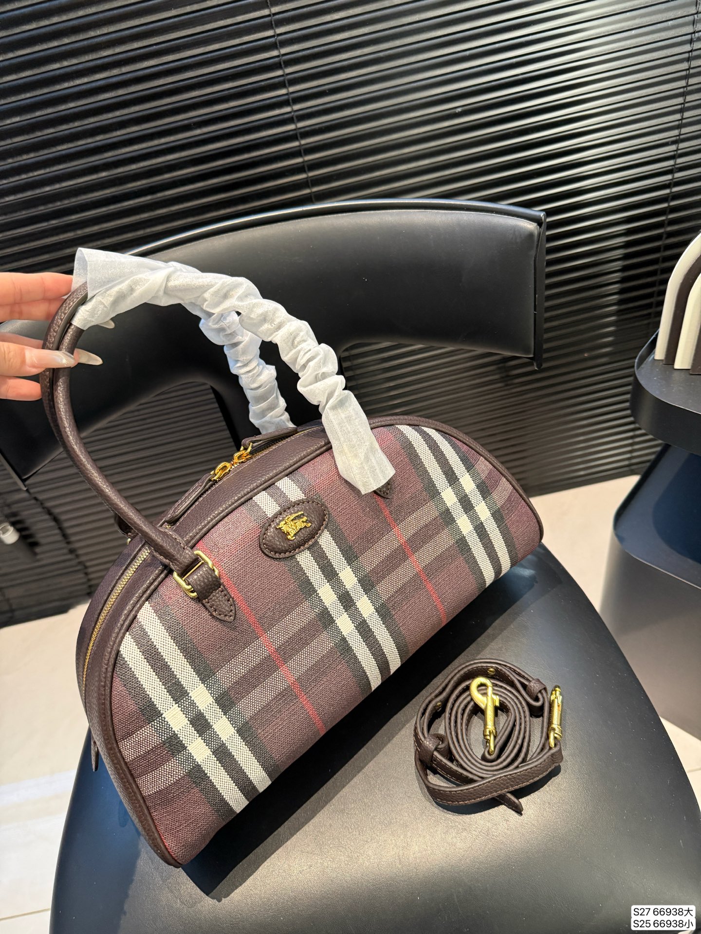 大号P185小号P175 巴宝莉一眼沦陷的复古优雅 救命!包包也太戳我心巴了吧🥰 经典的格纹元素,搭配复古的贝壳包型,真的是把优雅刻进了DNA里! 它的容量也超棒,日常出门需要带的手机、口红、粉饼什么的,都能轻松装下。而且还有长肩带,可以手提尺寸大34 18 小19 13 货号66938