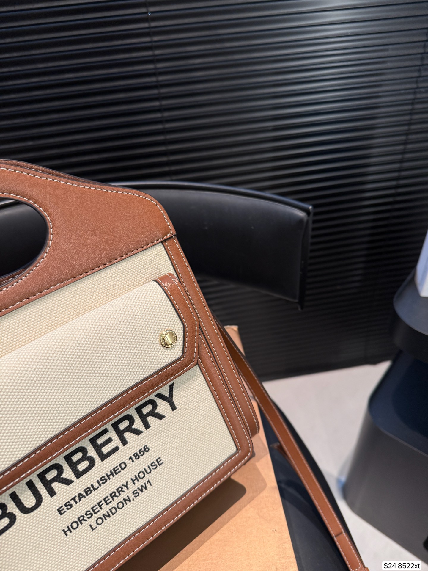 P170 配折叠盒 这款包包算是Burberry家的爆款啦‼️白棕双拼,满满的复古文艺风,又有一种优雅的高级感,更是时尚达人明星街拍的常客了~ 尺寸23 22 货号8522