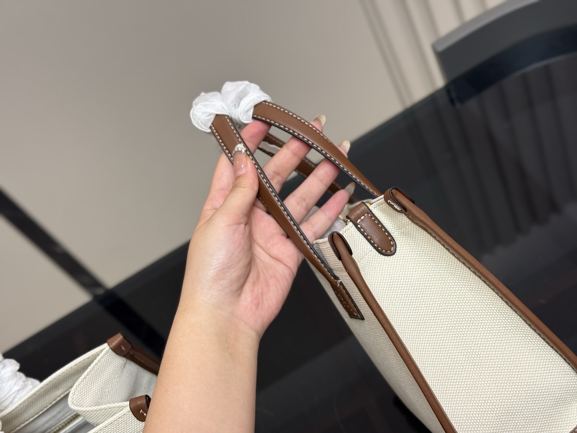 &yen;150 &yen;140 size： 33.25cm 23.19cm 巴宝莉Freya 帆布tote（托特） 方方正正的外形自带一股复古学院气息！ 真的好爱粉色 夏天小托特的不二选择!