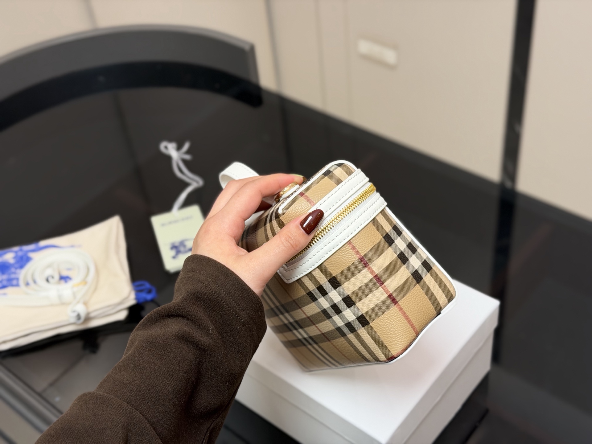 ¥170 配盒 size:20(底宽)*14cm(高) 巴宝莉LP小盒子包 性价比超高的一只格纹小盒子 真的好可爱呀 可甜可盐太可爱啦! 可以手拿可以肩背长度刚刚好