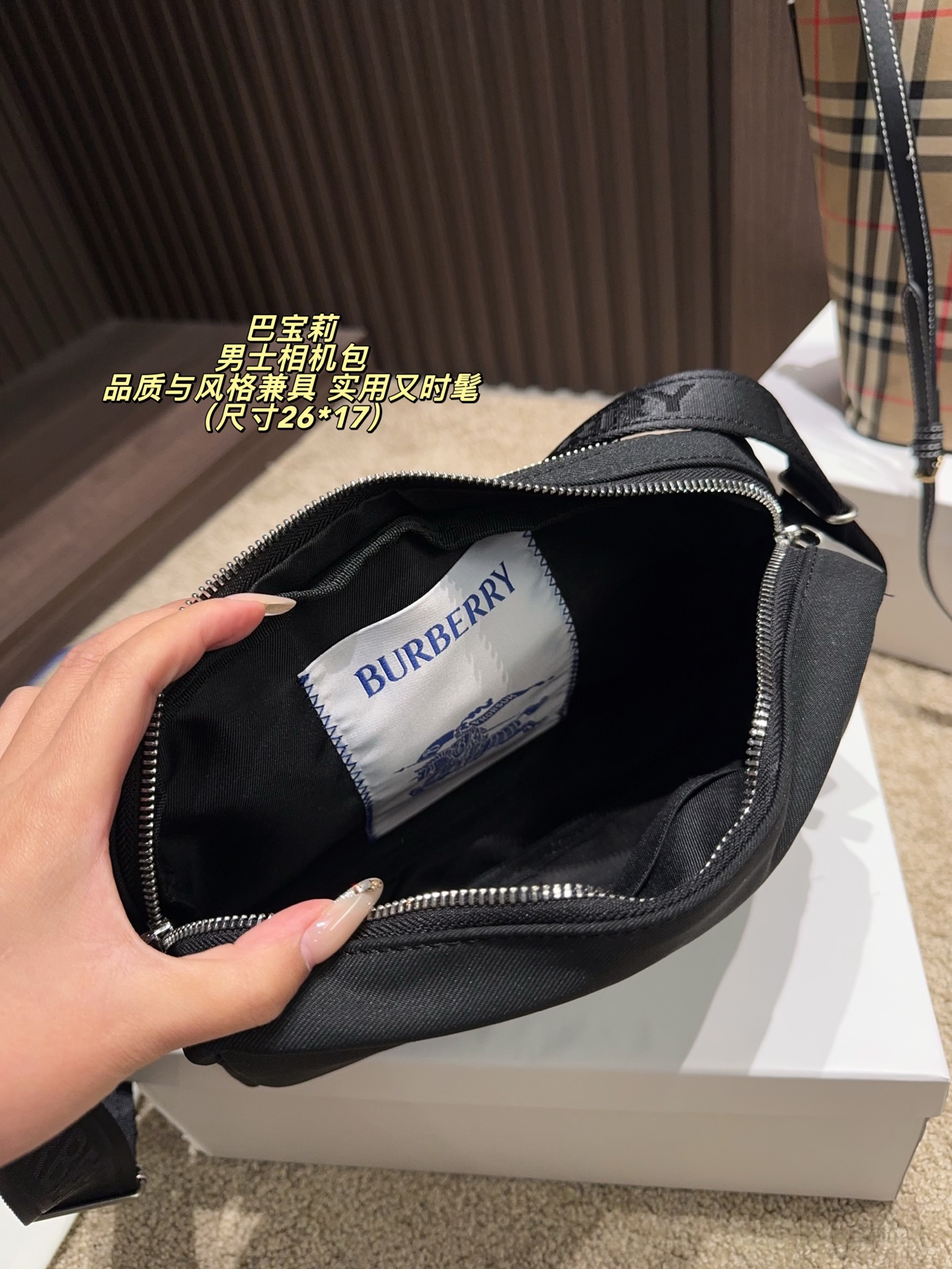 P160配盒⚠️尺寸26*17 Burberry 巴宝莉 男士相机包 黑色尼龙材质＋战马刺绣，英伦风满满！双隔层设计，收纳超方便。肩带可调节，斜挎or手提都OK，通勤、旅行都能轻松驾驱。尼龙轻便耐用，日常出门无压力，实用又时髦，是Burberry经典系列，品质与风格兼具，超适合追求质感的你！