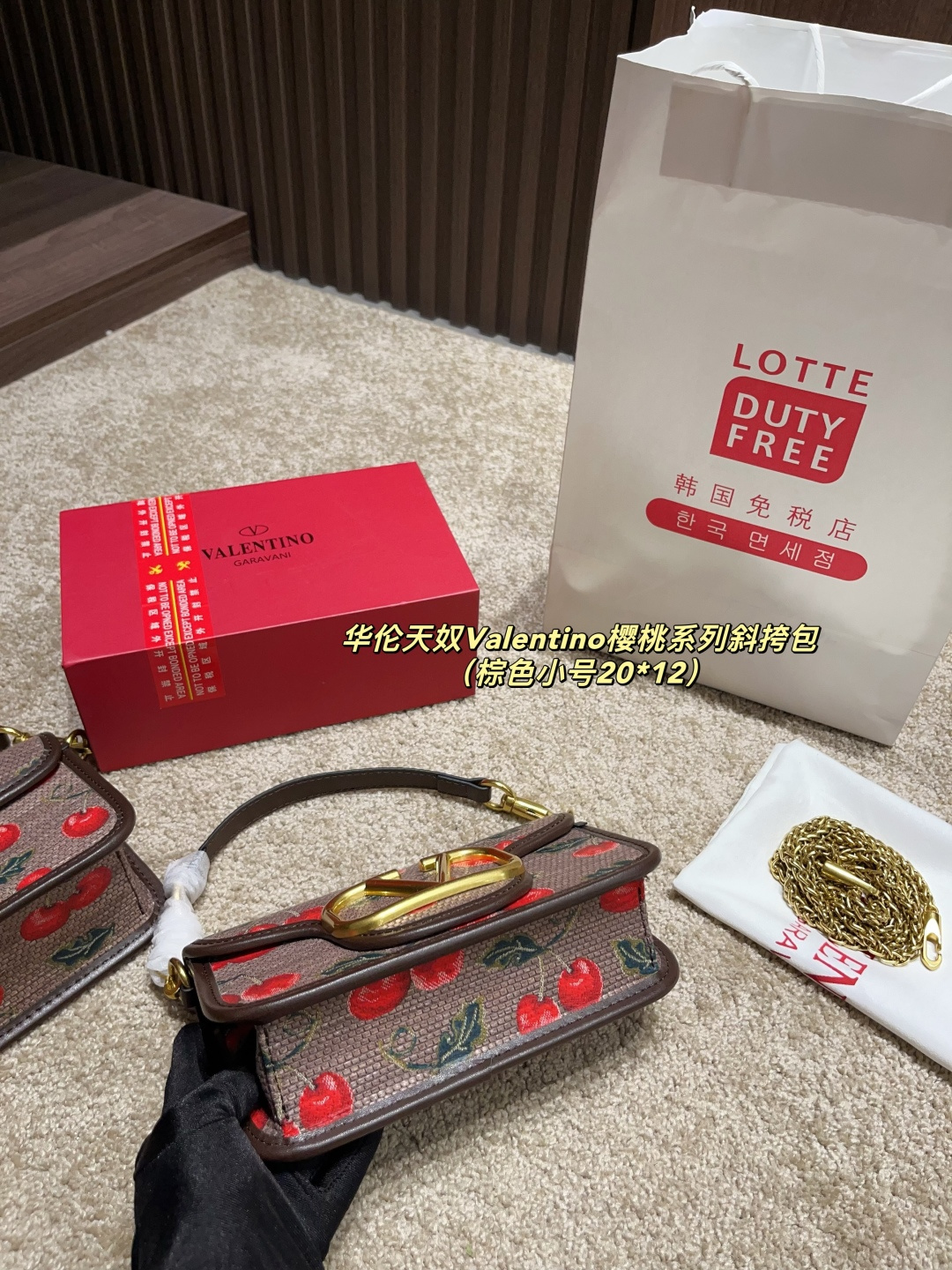 大号p175配盒⚠️尺寸26.12 小号p170配盒⚠️尺寸20.12 华伦天奴Valentino樱桃系列斜挎包 春夏系列 ，丰富的色彩、复杂的图案和多层次的材质，打造出强烈的视觉冲击，Freen轻松驾驭，优雅又性感~传递出春夏季节的浪漫与活力，为品牌注入新的活力！