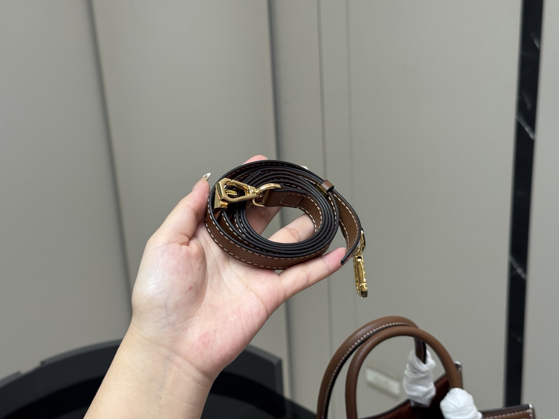 &yen;195 配盒 牛皮 size：27*21cm 巴宝莉 Frances 帆布拼皮 非常Chic！ 自带vintage气质！ BurberryFrances包美是一种态度，我们要活成最好的样子！