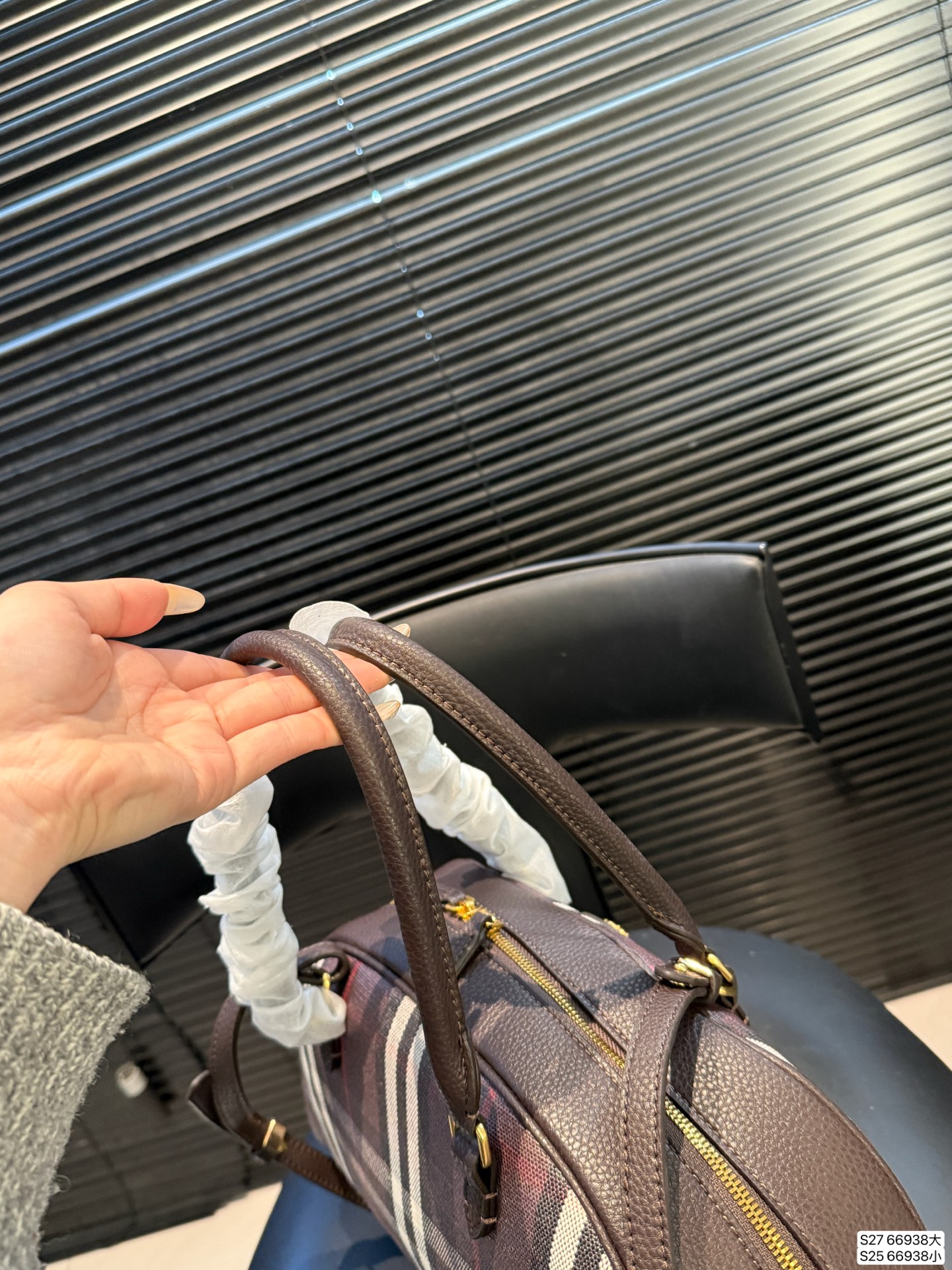 大号P185小号P175 巴宝莉一眼沦陷的复古优雅 救命!包包也太戳我心巴了吧🥰 经典的格纹元素,搭配复古的贝壳包型,真的是把优雅刻进了DNA里! 它的容量也超棒,日常出门需要带的手机、口红、粉饼什么的,都能轻松装下。而且还有长肩带,可以手提尺寸大34 18 小19 13 货号66938