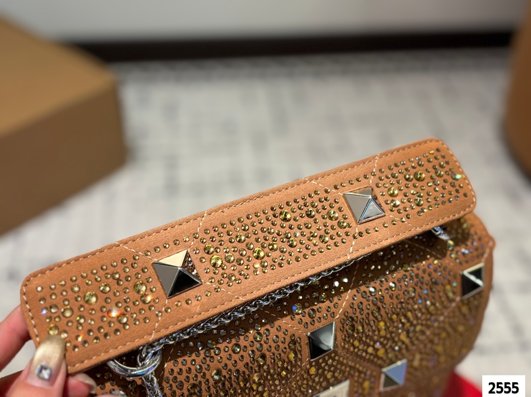 P210 （礼盒包装） valentino vsling 满钻托特包 华伦天奴一款手提包，连接肩带的话，可以作为单肩包或斜挎包使用包包正面的V标华伦天奴特有的标志 高级感 时髦 good#华伦天奴尺寸：24.18