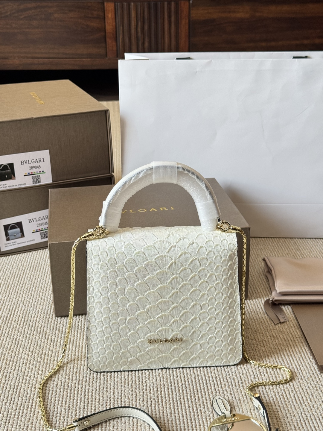 顶级原单 纯牛皮 p285 宝格丽Bvlgari 神仙合作款 Ss24限定系列 撞色新款 原版珐琅蛇头 A爆啦 原单品 Woc风琴包 内里原版隔断 [得意]可单肩可斜挎 万年不过时 专柜对版 彰显高级品味 如果女人衣柜里面没有一款宝格丽就称不上一个完美的女人❤️进口原版珐琅蛇头扣 五金扣好质感巨百搭，质量好到爆棚 版型油边超级牛[得意][得意]细节决定品质[玫瑰]尺寸：20 18cm