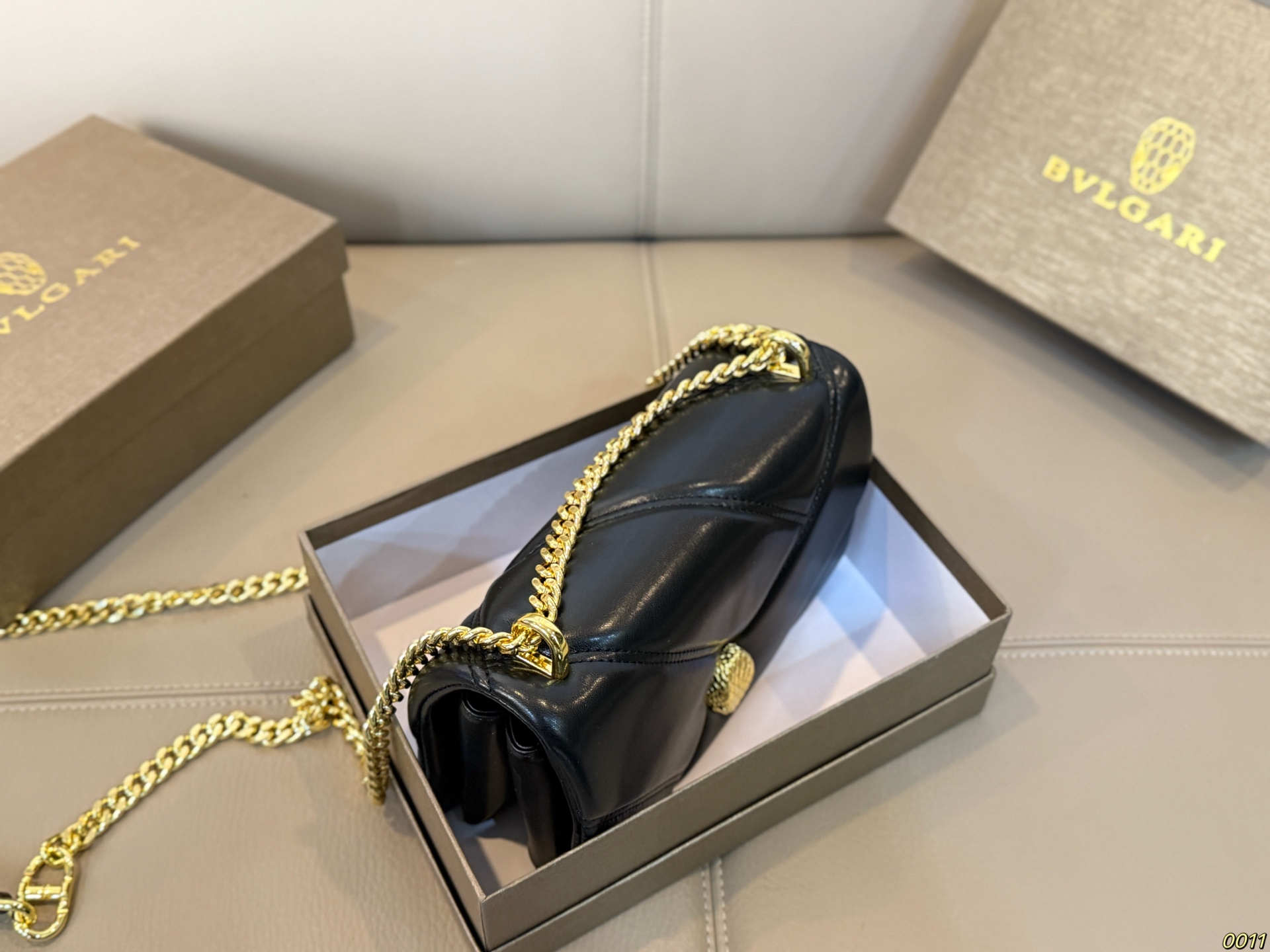 &yen;140配盒 宝格丽 Bvlgari蛇头包 ⚠️顶级原单 不愧是开挂般的存在 包身轻便 百搭 给予满满的高级感 尺寸21 13